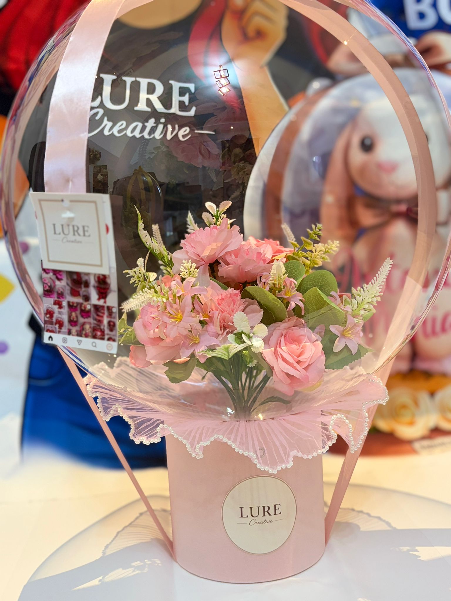 BoBo balon transparent cu aranjament de flori roz in cutie eleganta