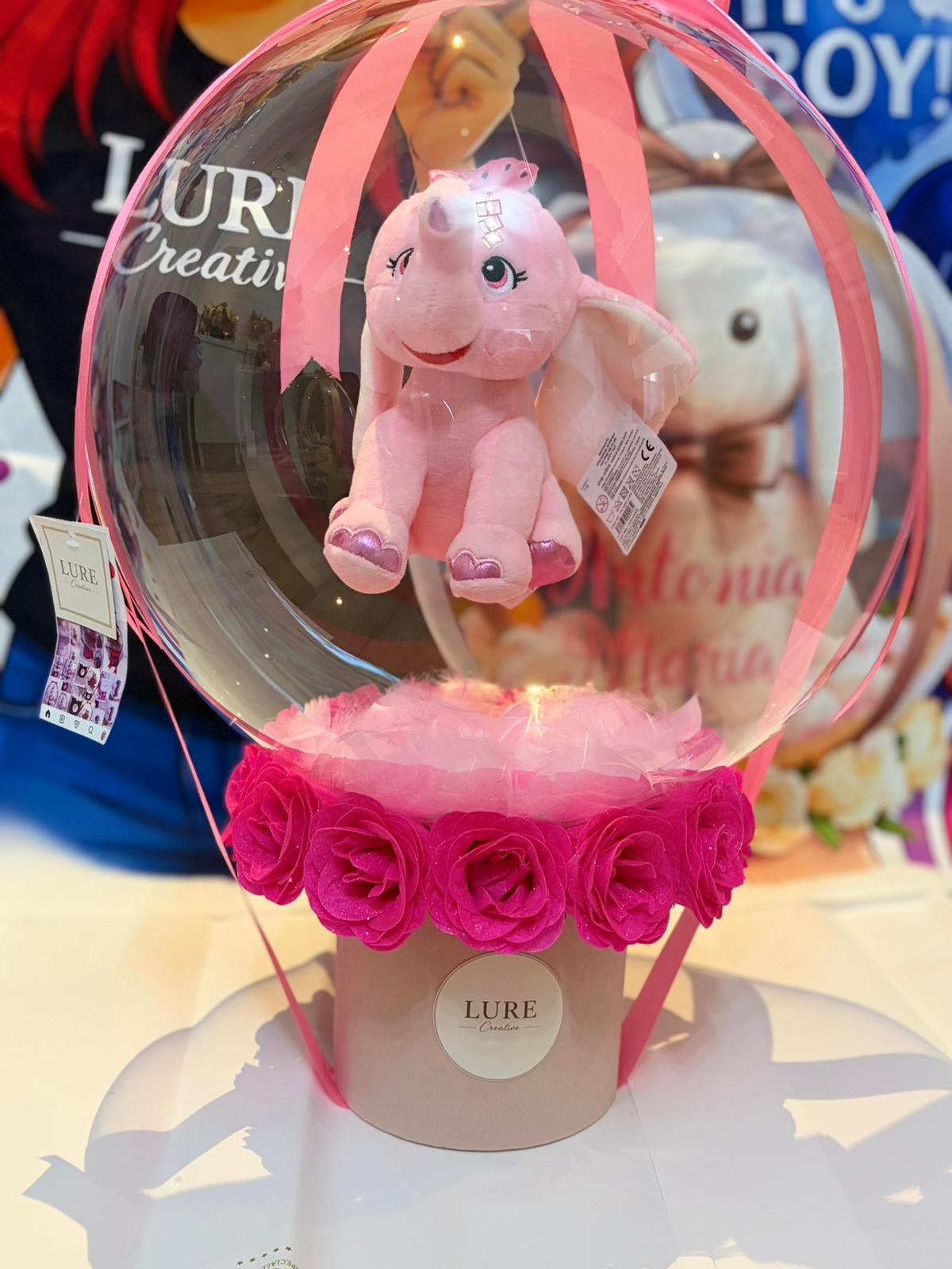 BoBo balon transparent cu elefănțel roz din pluș și trandafiri roz la bază