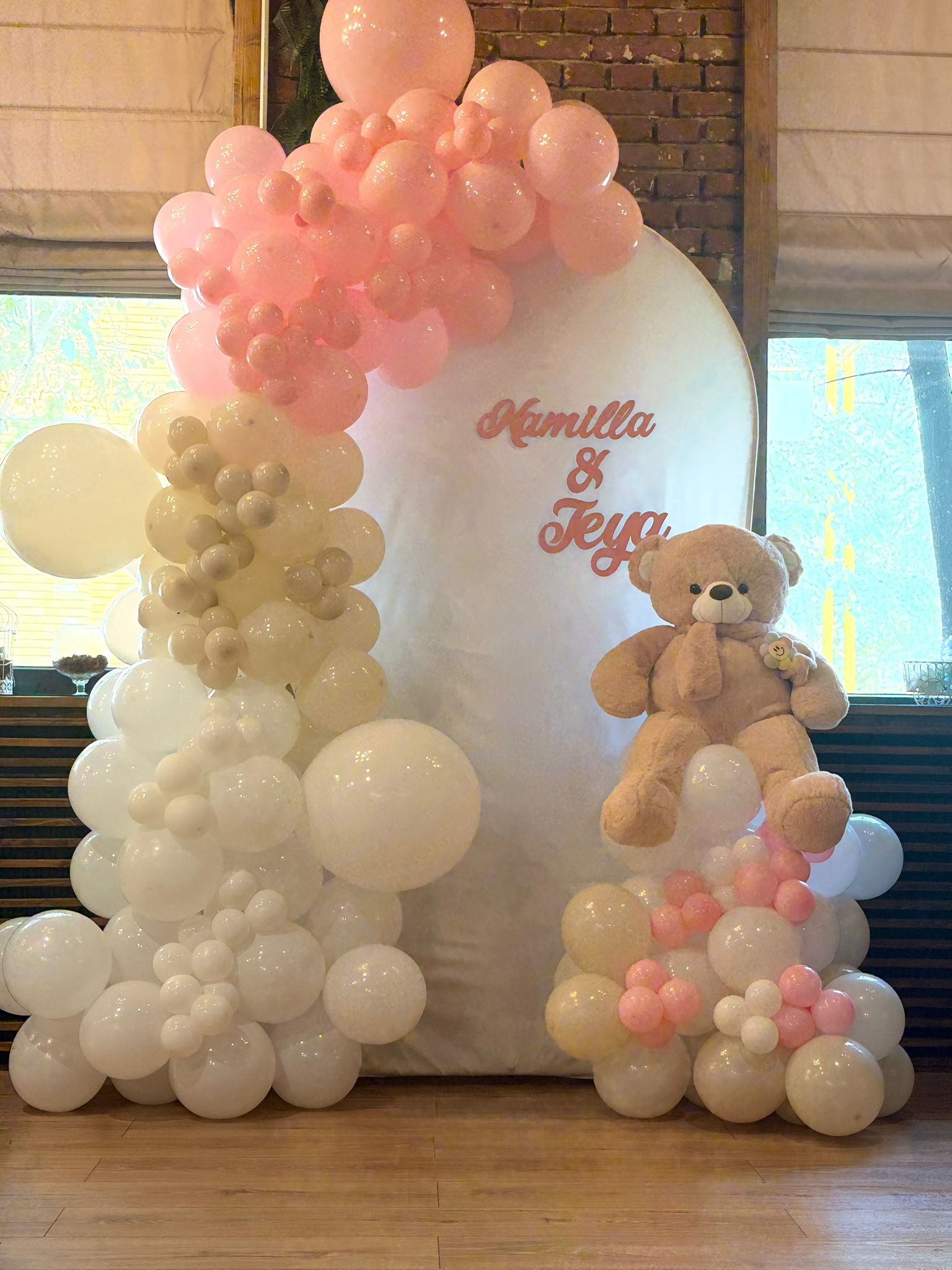 Coș cadou roz cu hăinuțe pentru bebeluși, ursuleț și balon personalizat