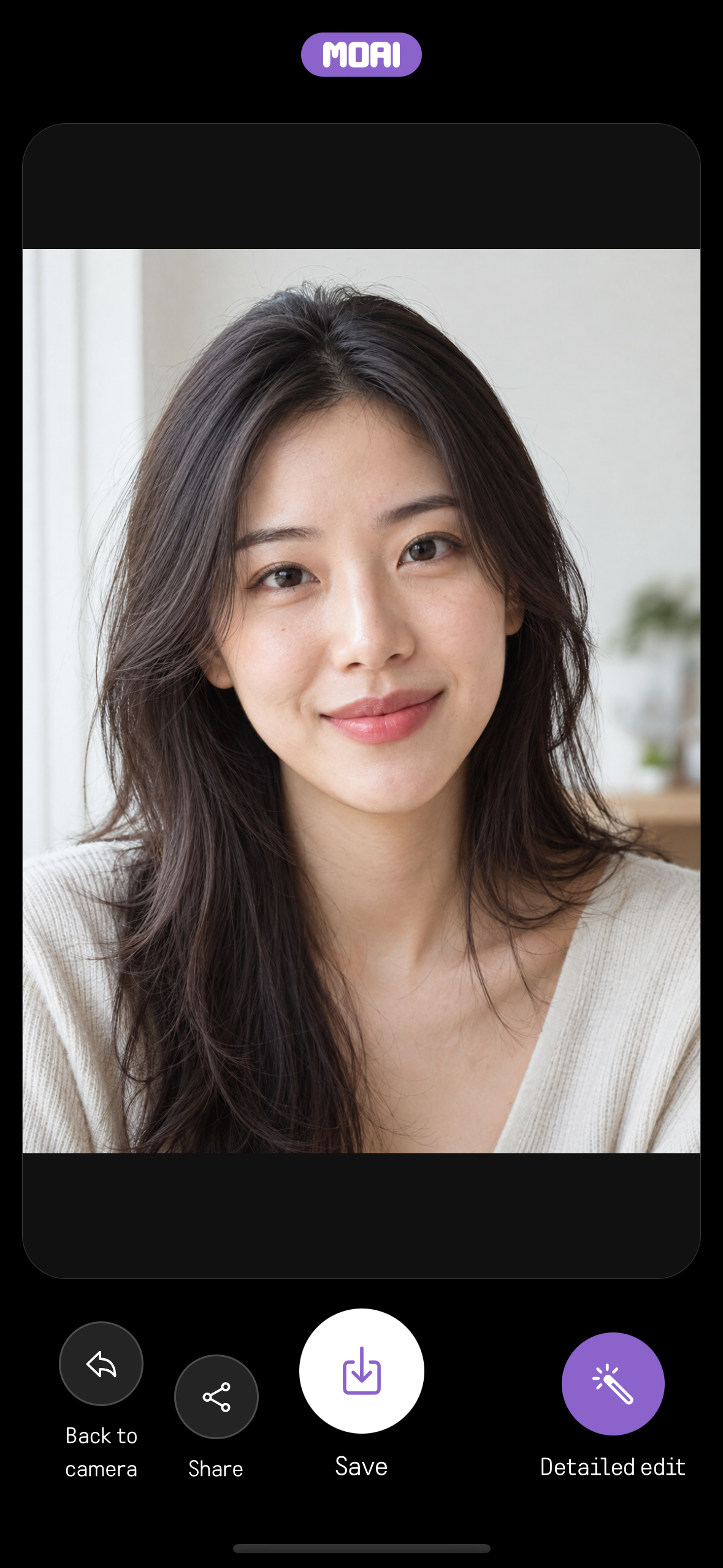 앨범에서 연 가상의 성인 인물 사진을 MOAI Beauty 화면에서 보여 주는 화면. Save와 Detailed edit 동작이 있습니다. 샘플 콘텐츠입니다.