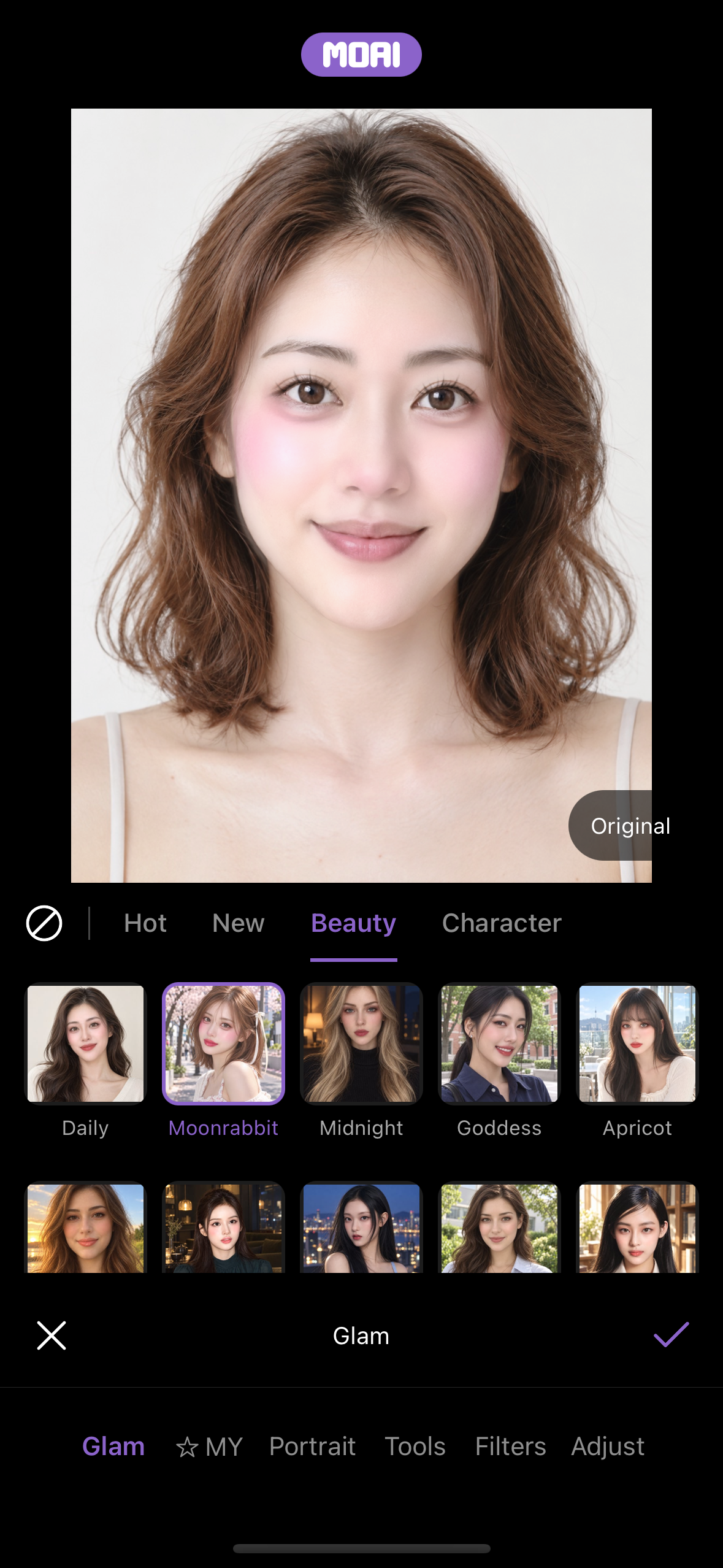 Obrazovka podrobných úprav na kartě Glam s použitým vzhledem Moonrabbit z kategorie Beauty, tlačítkem srovnání Original a kartami Glam, MY, Portrait, Tools, Filters a Adjust. Fiktivní model.