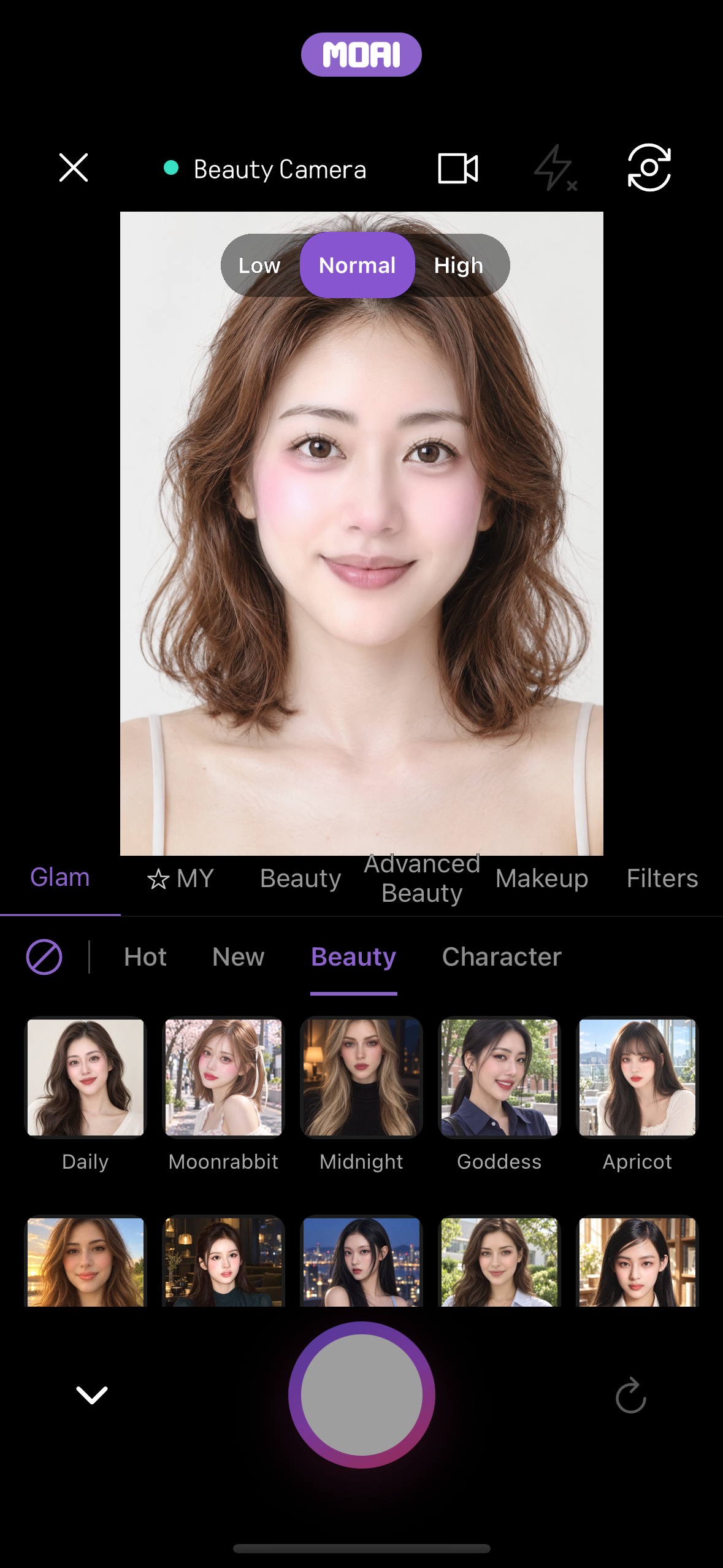 Živý fotoaparát krásy s otevřeným panelem možností na kartě Glam, který ukazuje 20 vzhledů v kategorii Beauty vedle Hot, New a Character.