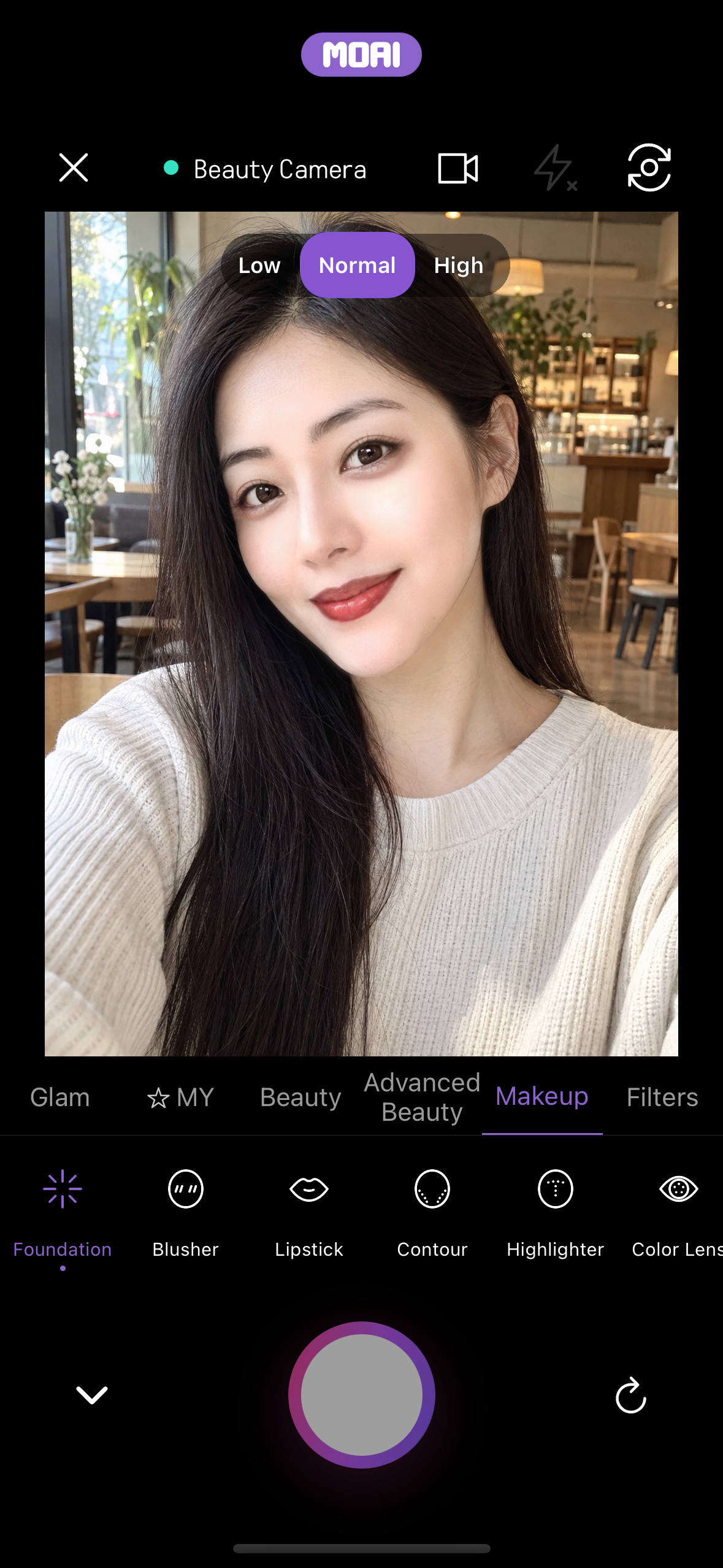 Živý fotoaparát krásy s otevřeným panelem Makeup: Foundation, Blusher, Lipstick, Contour, Highlighter a Color Lens vedle karet Glam, MY, Beauty, Advanced Beauty a Filters. MOAI nabízí celkem 597 nastavitelných možností krásy.