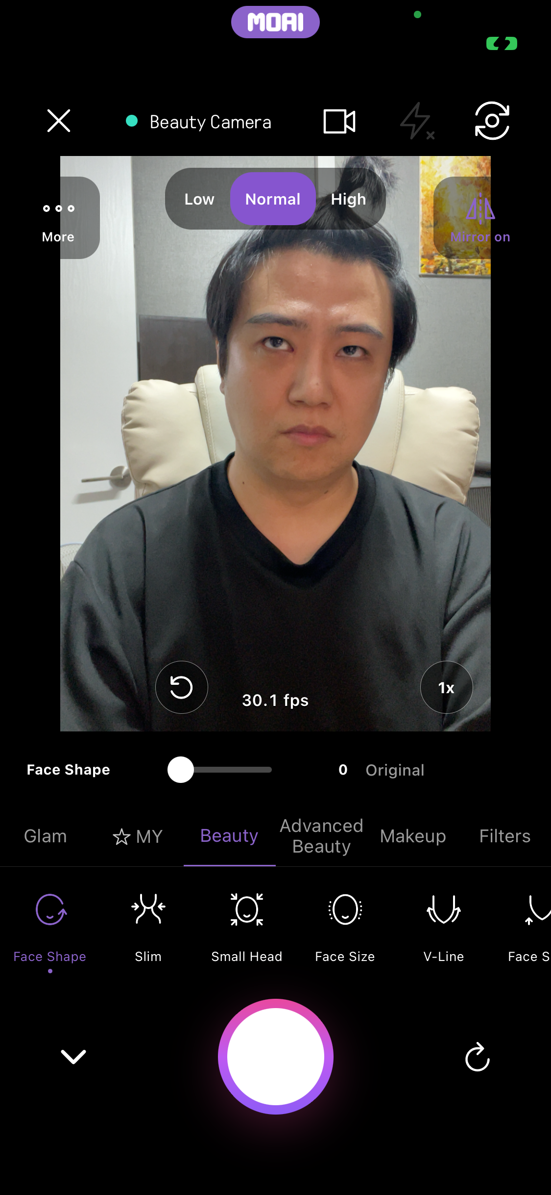 Beauty 탭이 열린 라이브 뷰티 카메라로, Face Shape 슬라이더와 Slim, Small Head, Face Size, V-Line 같은 도구가 보입니다.