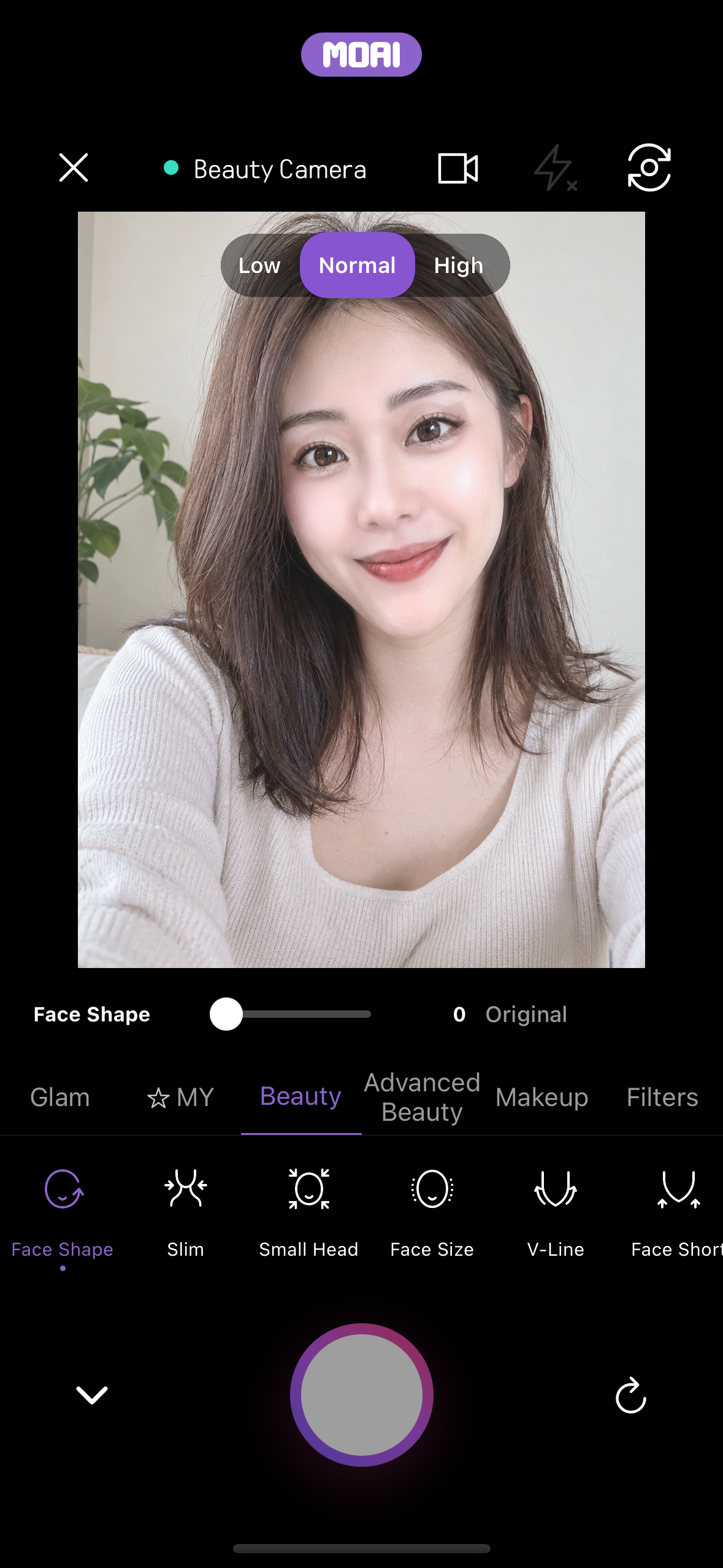 Živá kamera krásy s otevřenou kartou Beauty, zobrazující posuvník Face Shape a nástroje jako Slim, Small Head, Face Size a V-Line.
