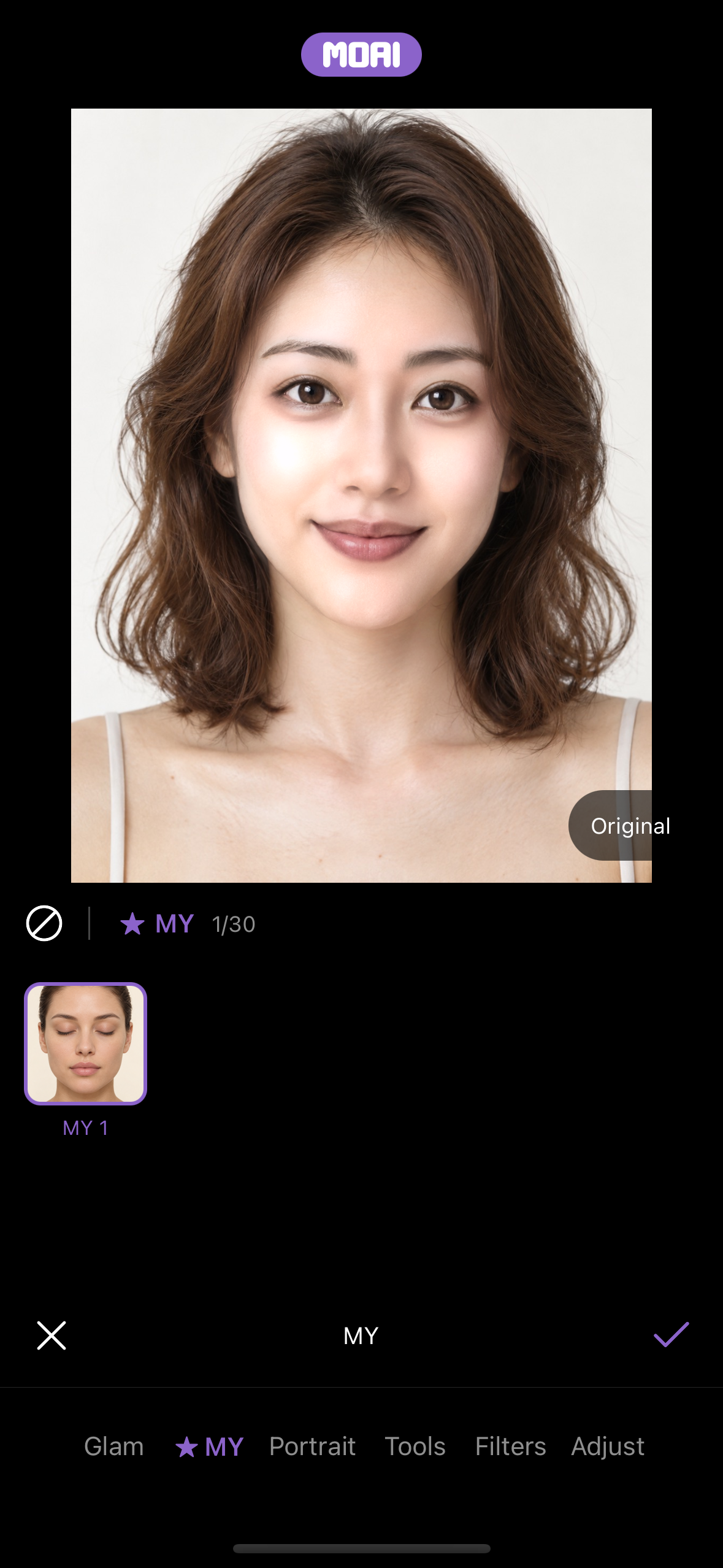 Použití uložené kombinace MY na fotku fiktivní modelky z alba jedním klepnutím.