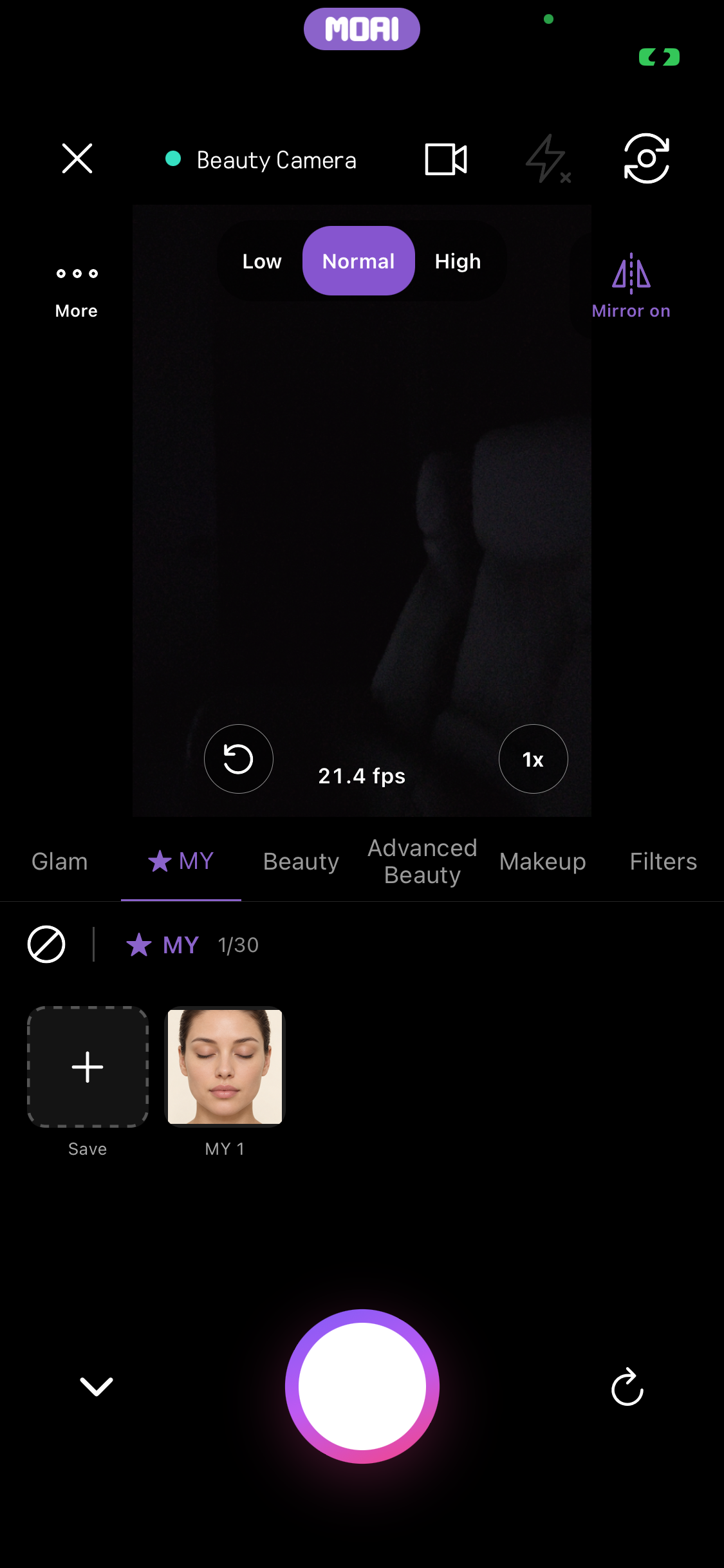 라이브 뷰티 카메라의 MY 탭으로, 저장된 룩 1/30, Save 타일, MY 1이라는 저장된 룩이 보입니다.