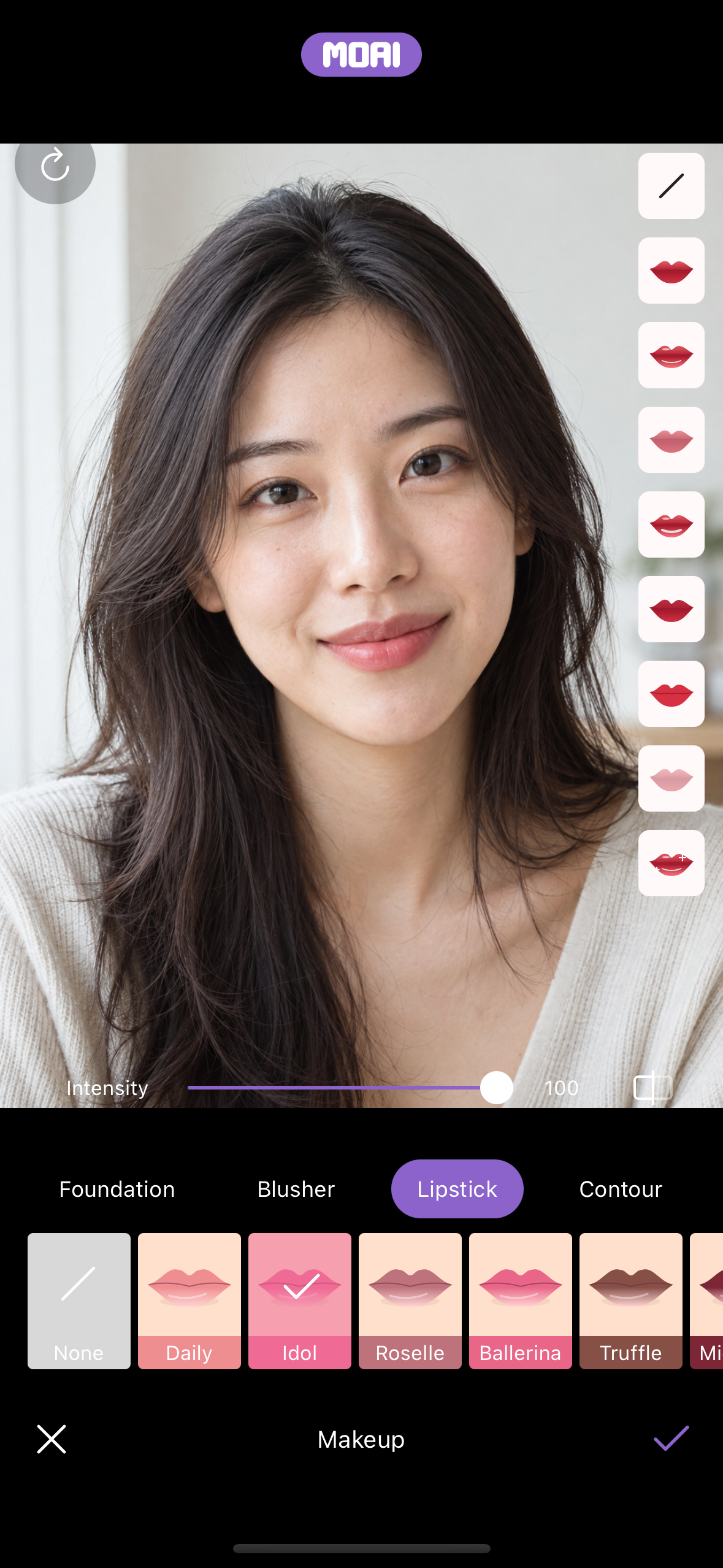 MOAI Beauty 편집기에서 비교 버튼을 누르고 있으면 립스틱 옵션 목록 옆에 원본 입술이 표시되는 화면. 가상의 성인 인물 사진입니다. 샘플 콘텐츠입니다.