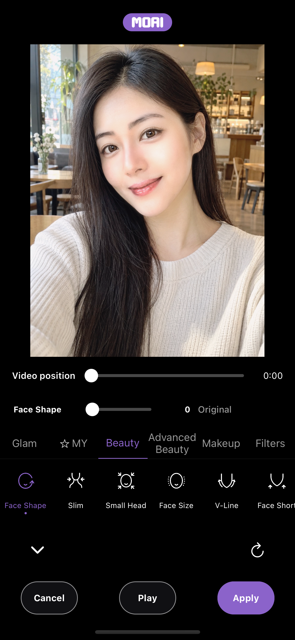 Video editor krásy na kartě Beauty, zobrazující posuvník Video position, posuvník Face Shape a tlačítka Cancel, Play a Apply.