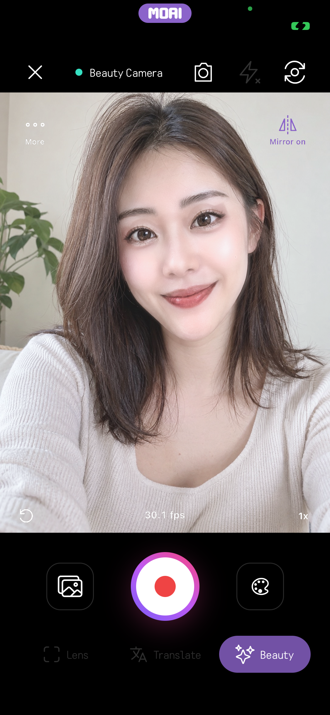 Beauty Camera v režimu videa s připraveným červeným tlačítkem nahrávání vedle režimů Lens, Translate a Beauty.