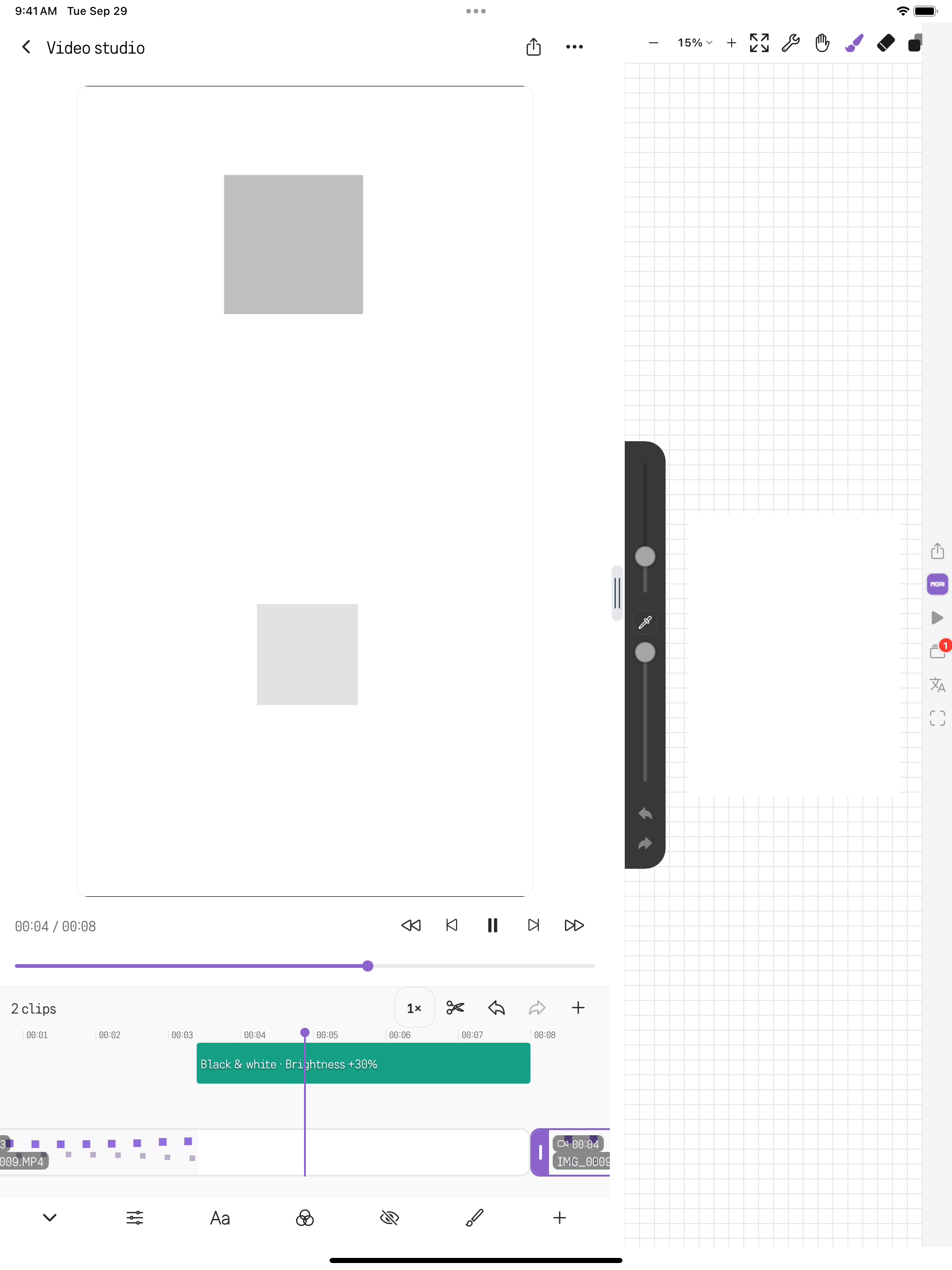 iPad에서 MOAI Pencil 옆에 열린 Video Studio 편집기: 타임라인에서 클립이 둘로 나뉘고 흑백 효과(밝기 +30%)가 적용되어 있습니다. 샘플 콘텐츠입니다.