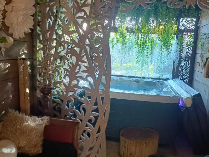 Siandaki Charme & Spa à La Motte — jacuzzi en cabane et piscine privée en été à La Motte