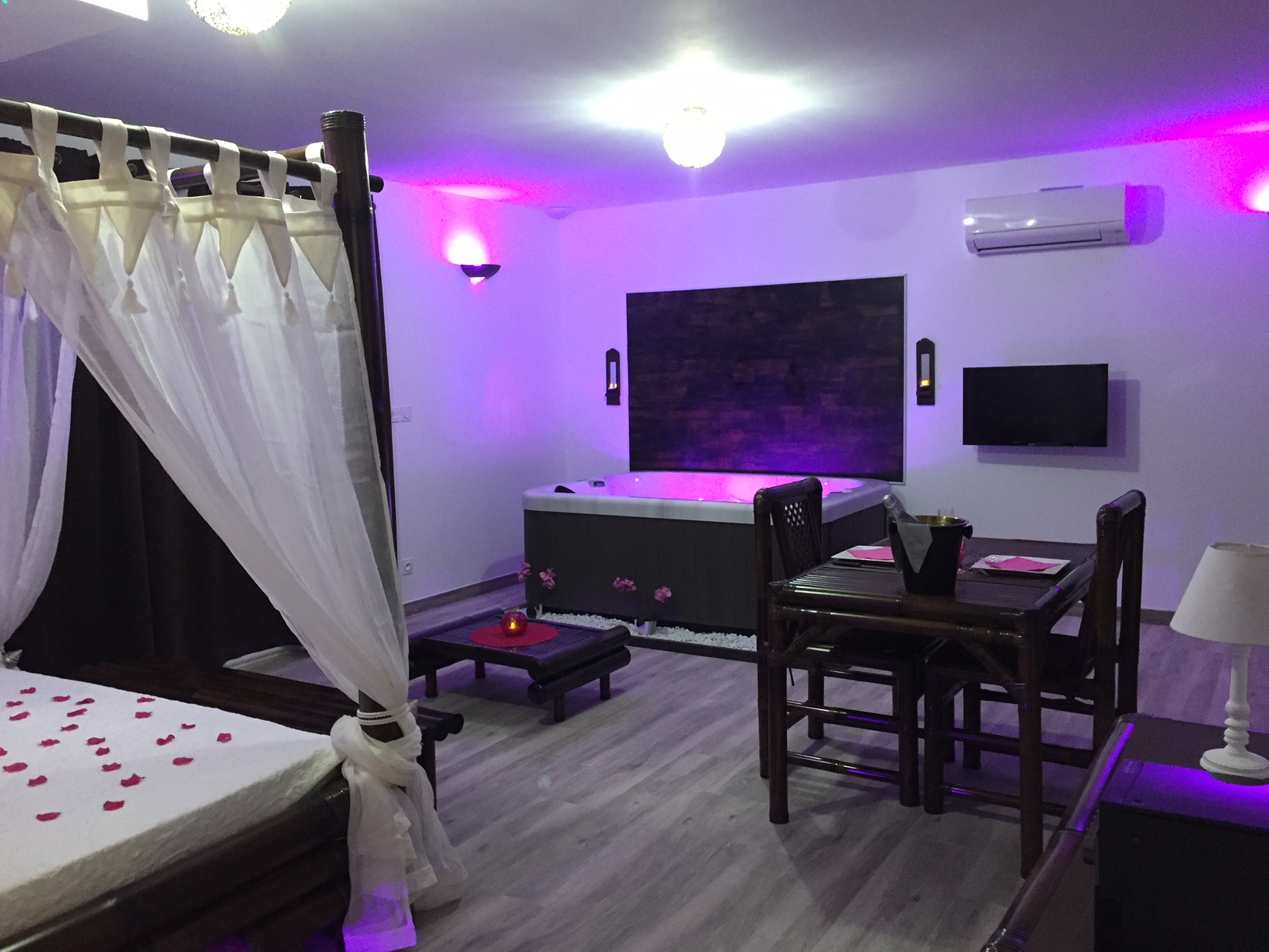 Suite Seychelles à Comps — Spa 35 jets, sauna et piscine privée d'été à Comps