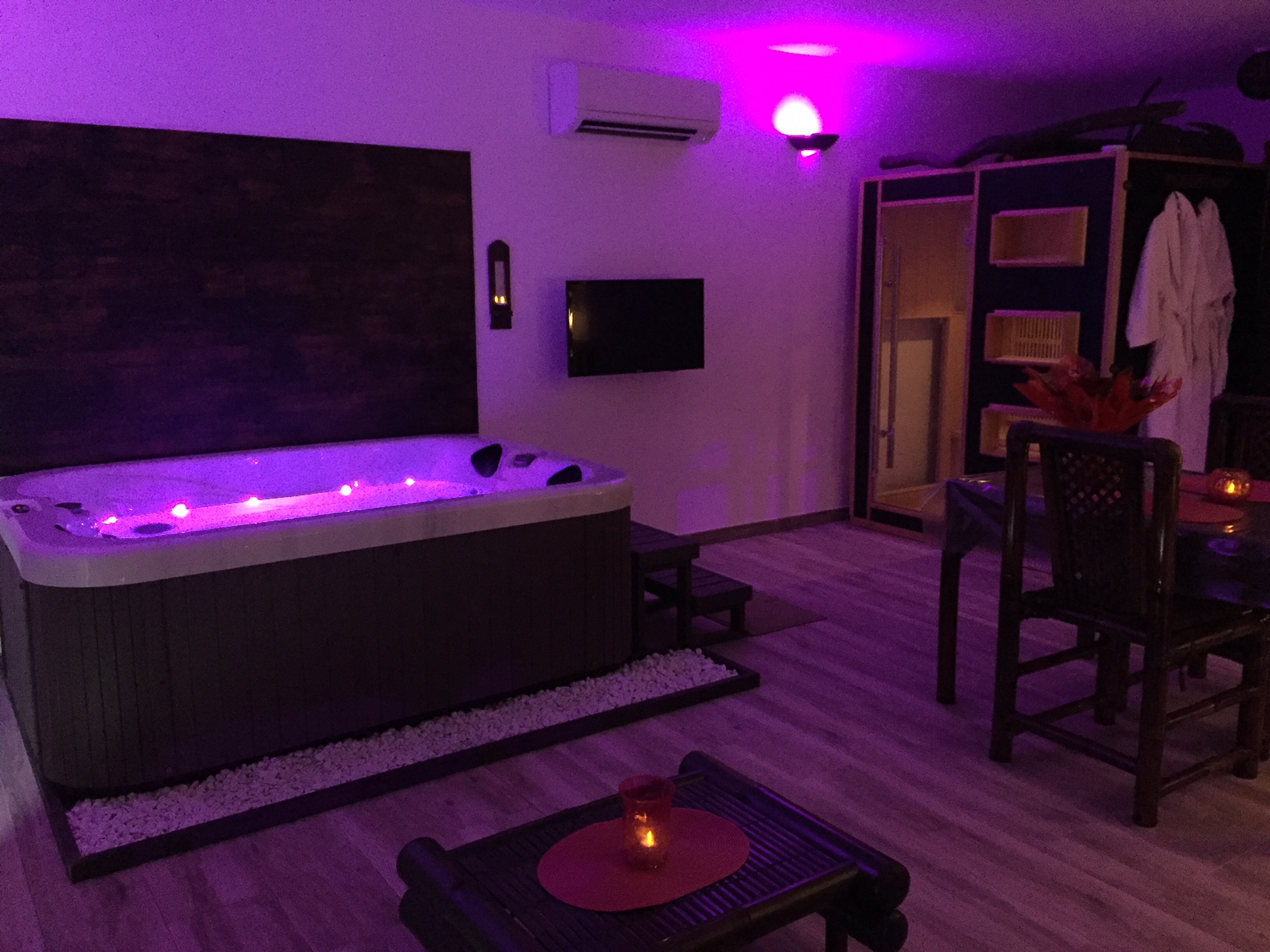 Suite Seychelles à Comps — Spa 35 jets, sauna et piscine privée d'été à Comps