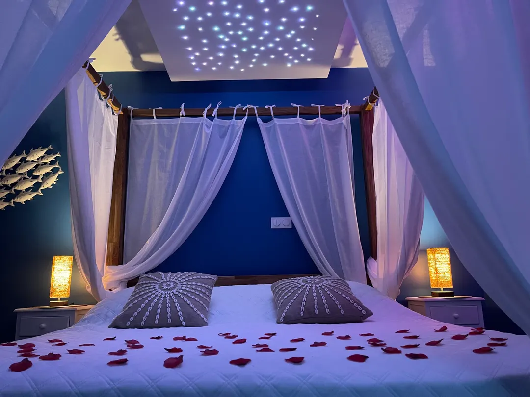 Suite Santorin de L’Instant Romantique à Comps — Spa et piscine intérieure privée à Comps
