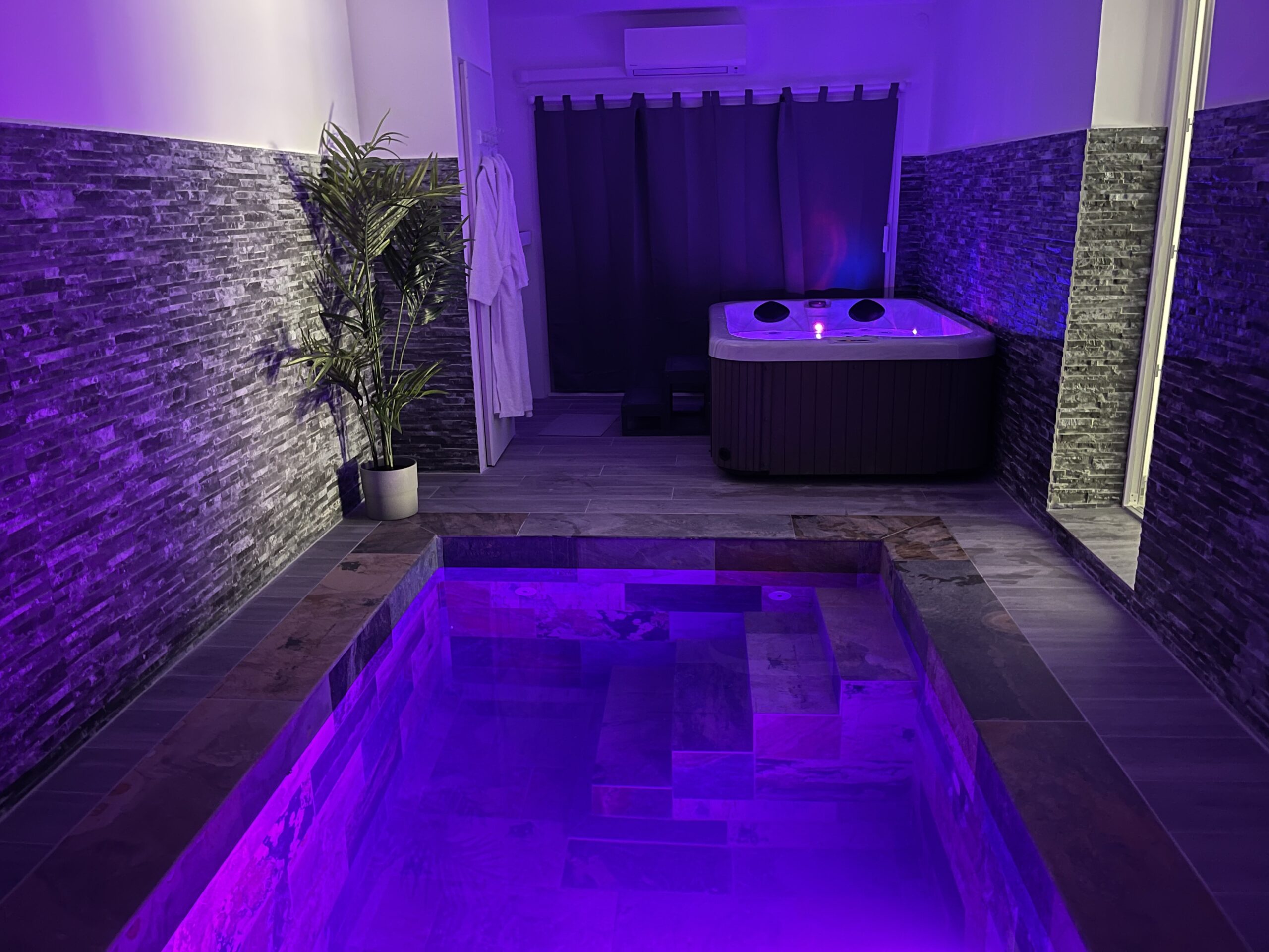 Suite Santorin de L’Instant Romantique à Comps — Spa et piscine intérieure privée à Comps