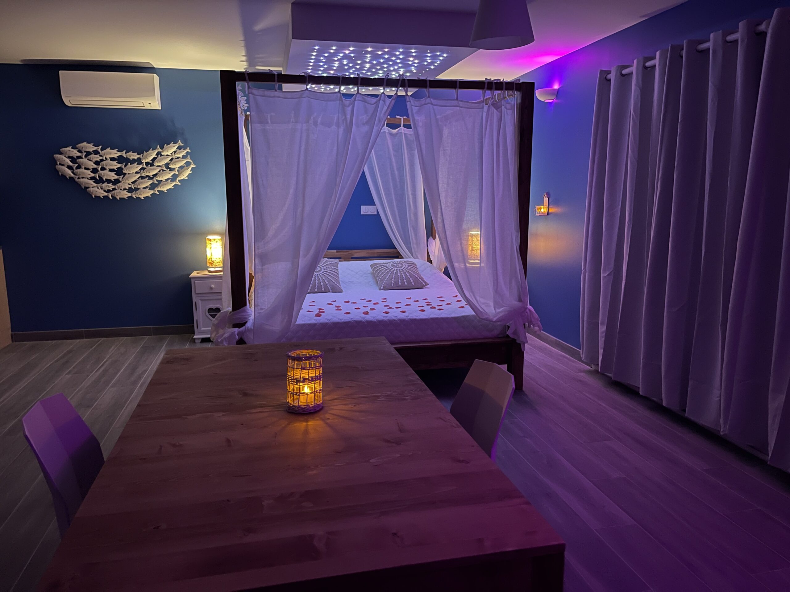 Suite Santorin de L’Instant Romantique à Comps — Spa et piscine intérieure privée à Comps