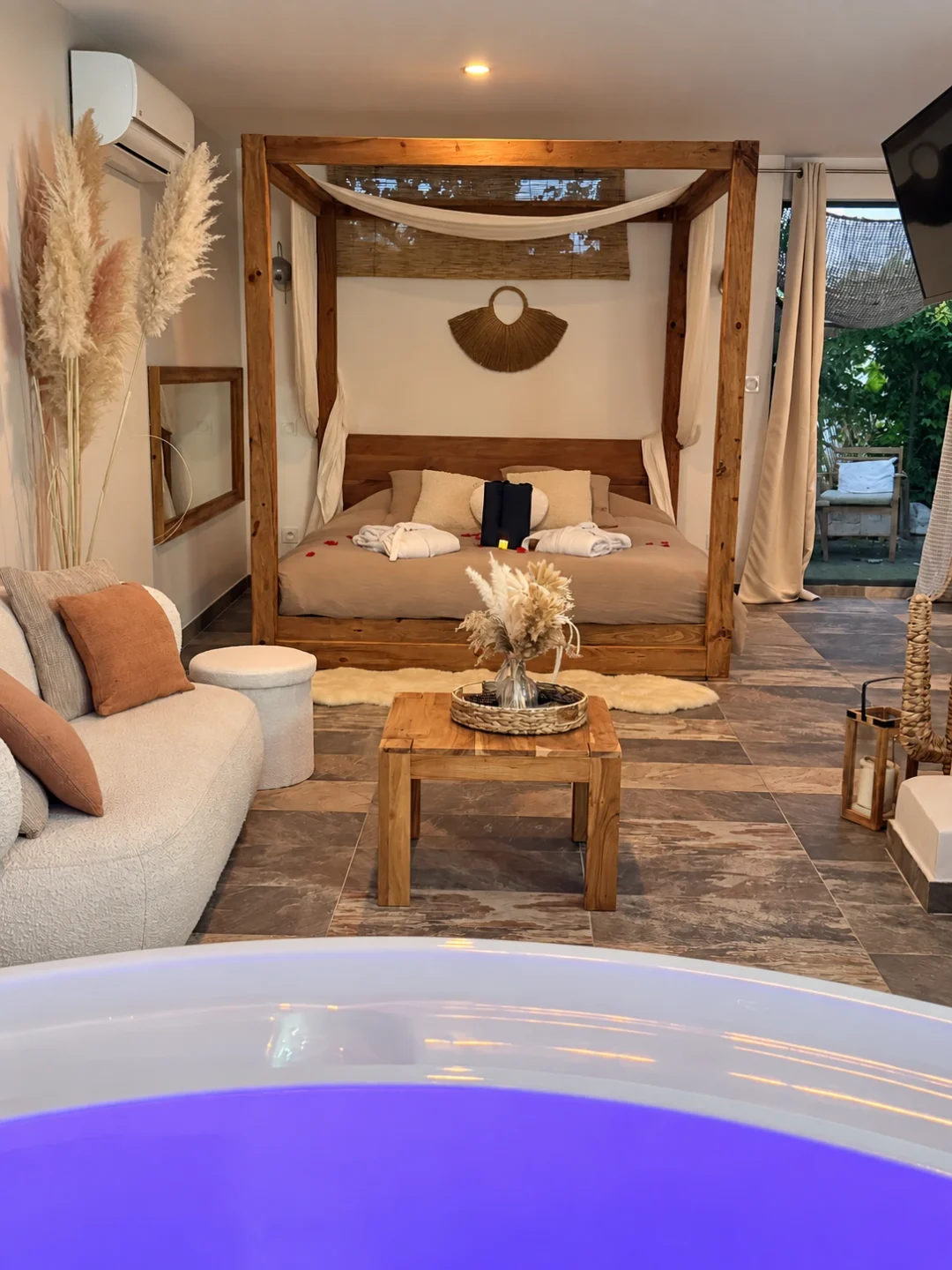 ✨ Glam'room avec bain à remous privatif – Marseille ✨ à Marseille