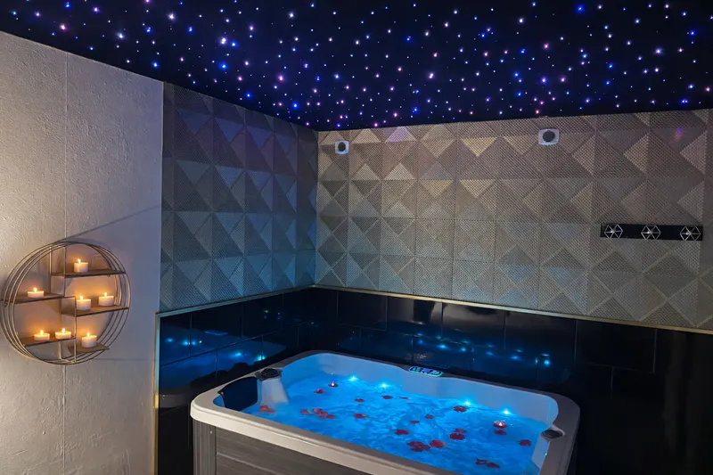 Jacuzzi privatif illuminé dans la Suite Étoilée