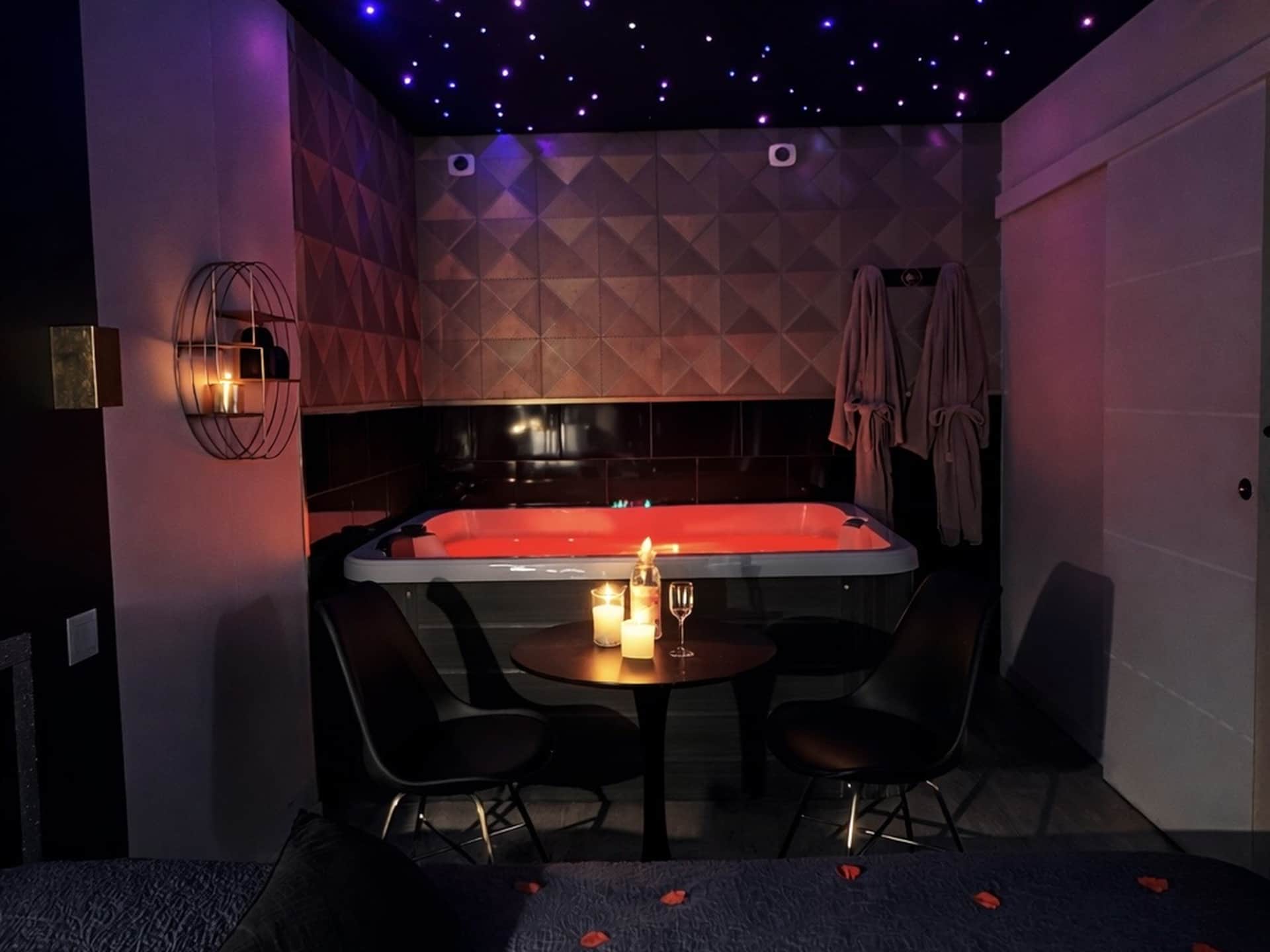 Jacuzzi privatif illuminé dans la Suite Étoilée