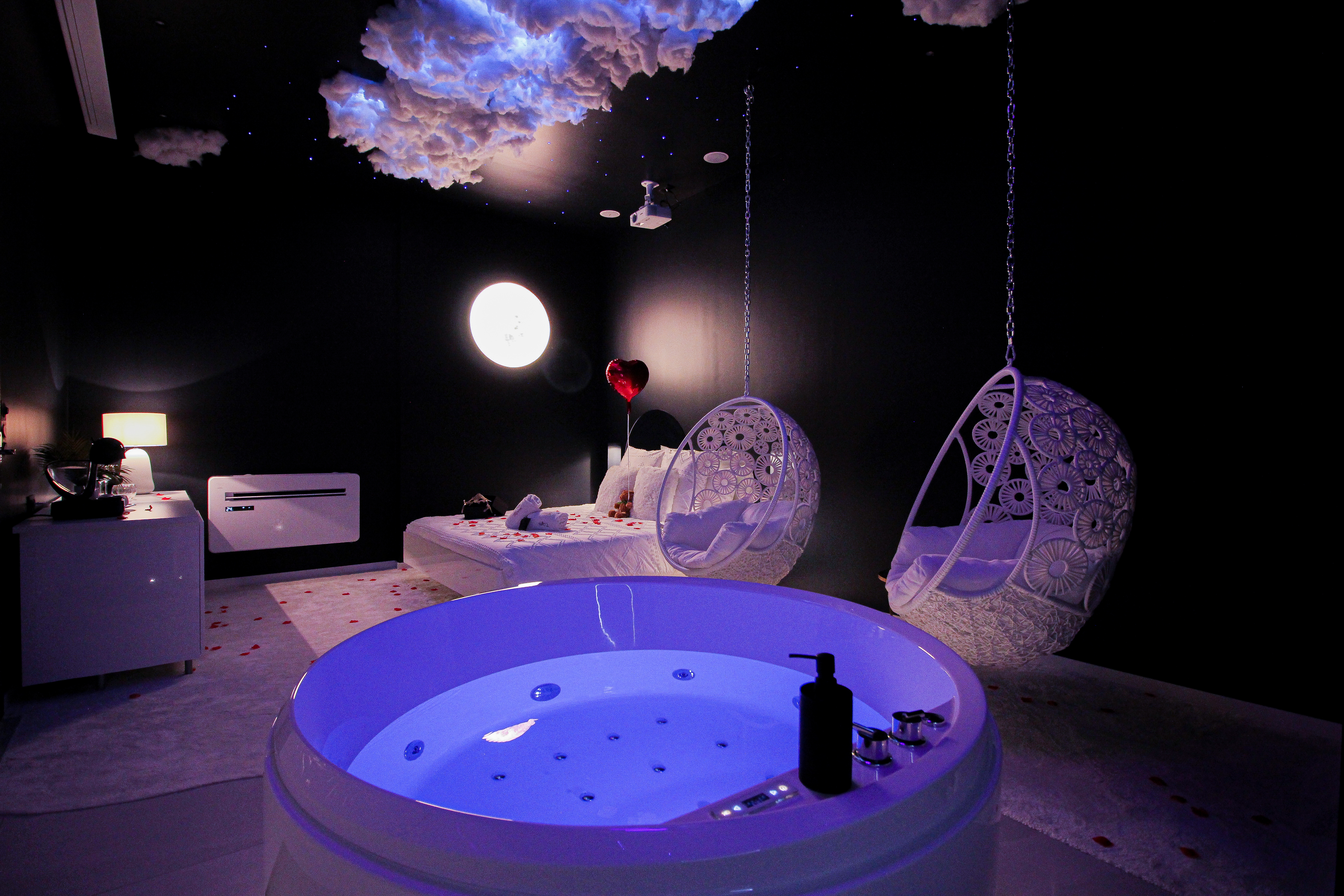 Love Room L’Air des Cinq Éléments à Jujurieux — Jacuzzi cascade et cinéma à Jujurieux
