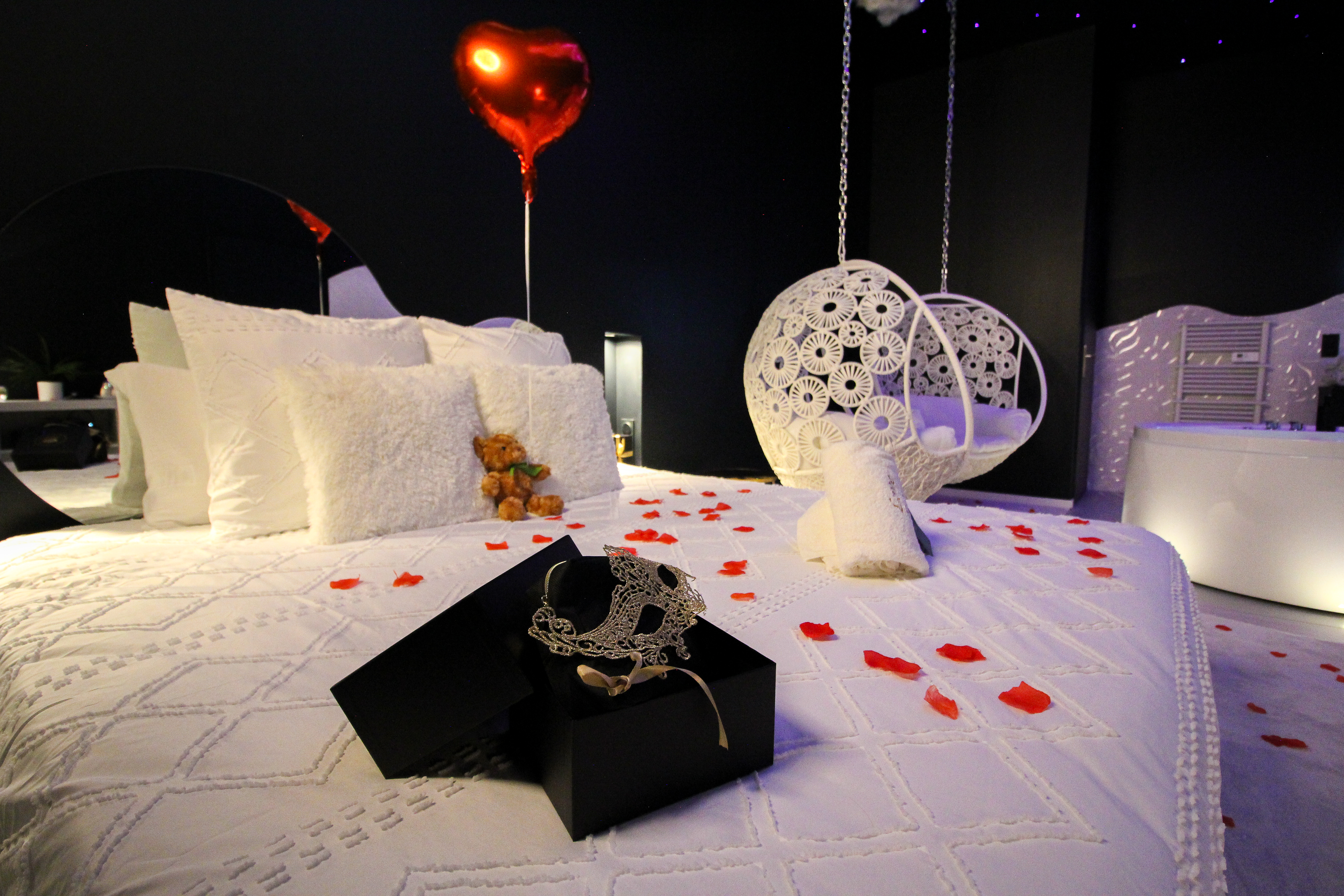 Love Room L’Air des Cinq Éléments à Jujurieux — Jacuzzi cascade et cinéma à Jujurieux