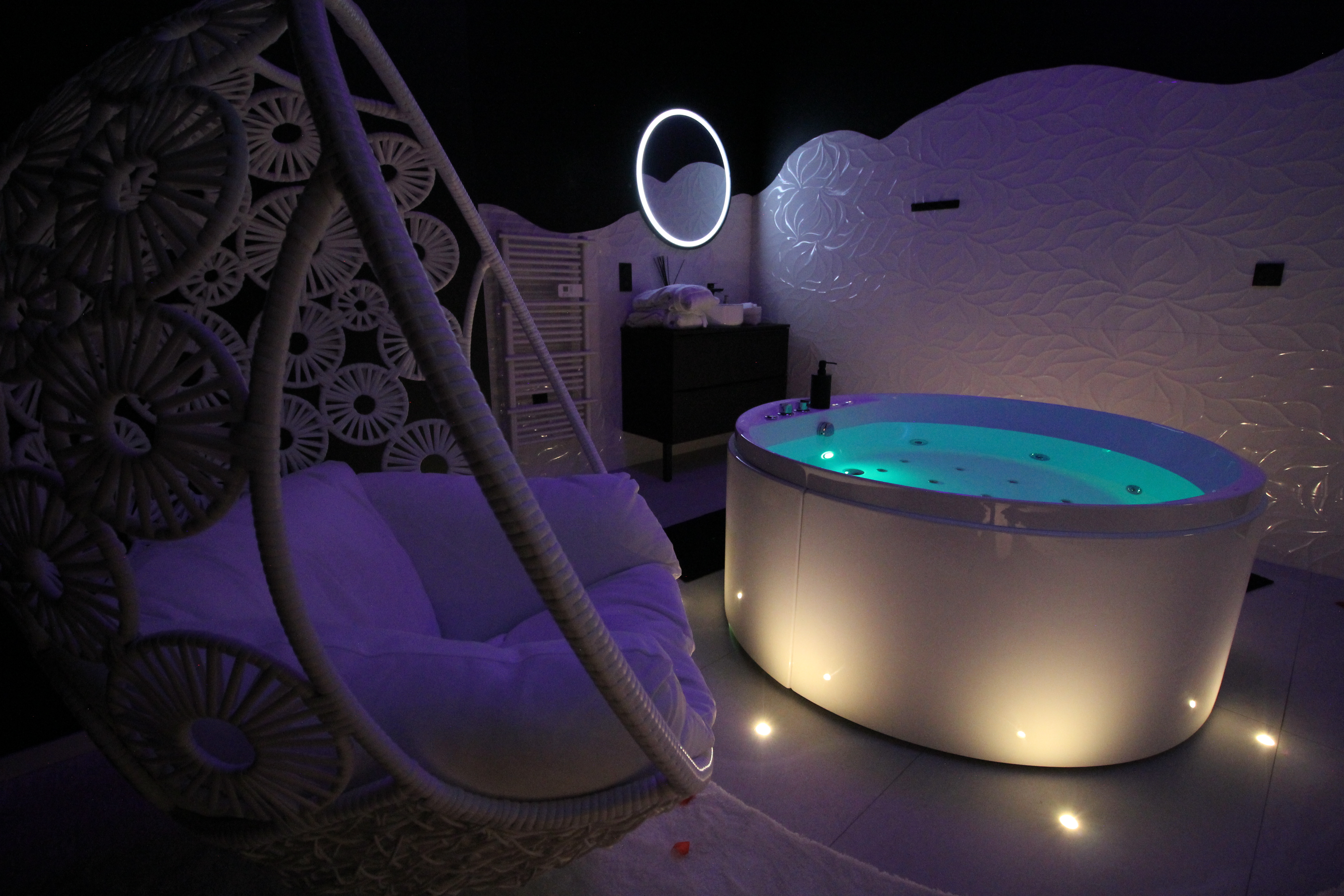 Love Room L’Air des Cinq Éléments à Jujurieux — Jacuzzi cascade et cinéma à Jujurieux