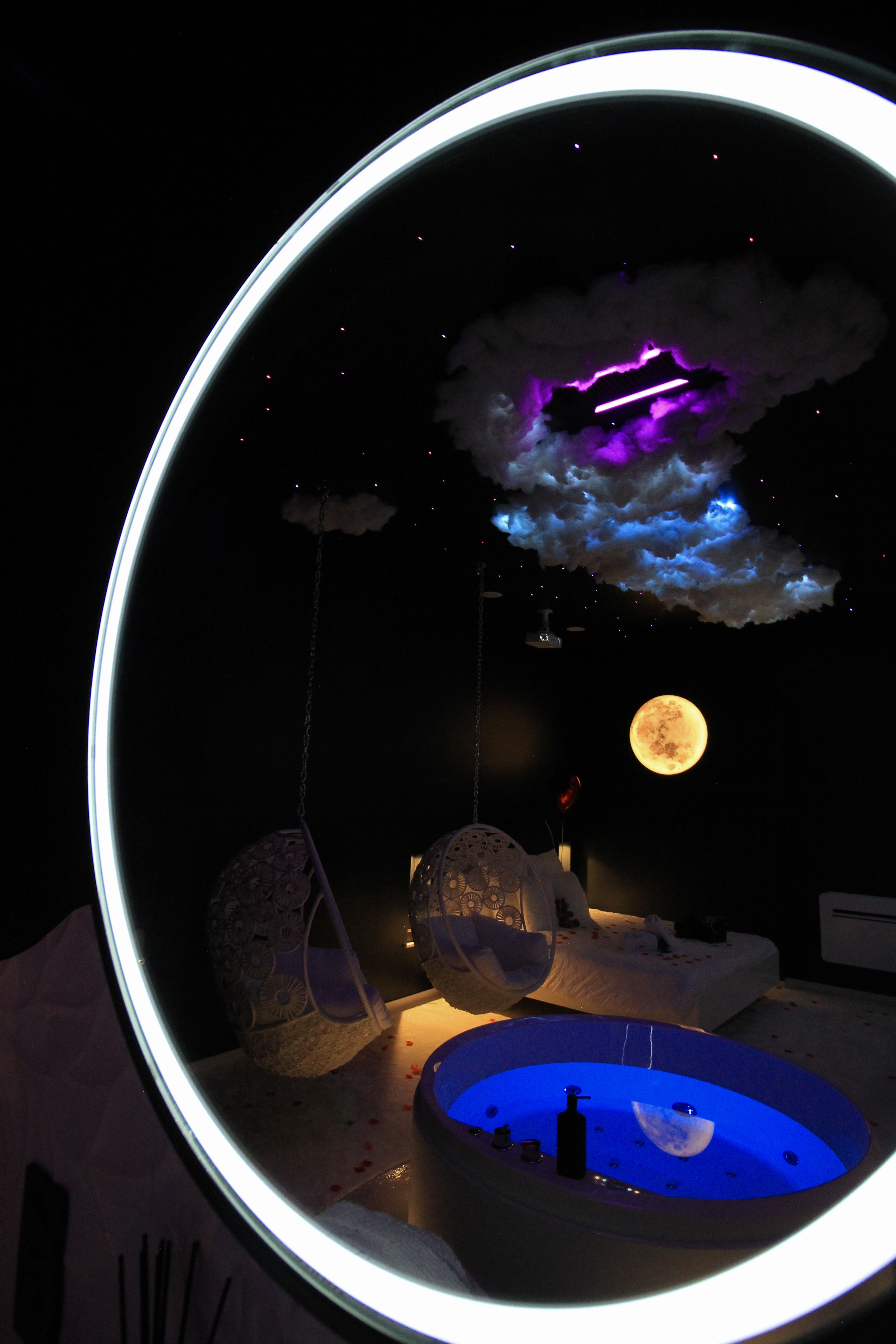 Love Room L’Air des Cinq Éléments à Jujurieux — Jacuzzi cascade et cinéma à Jujurieux