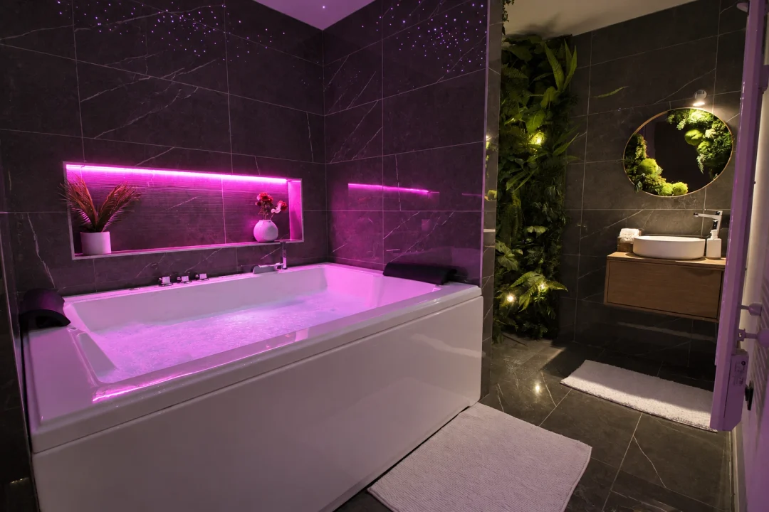 Love Room La Terre à Jujurieux — Jacuzzi cascade et décor végétal à Jujurieux