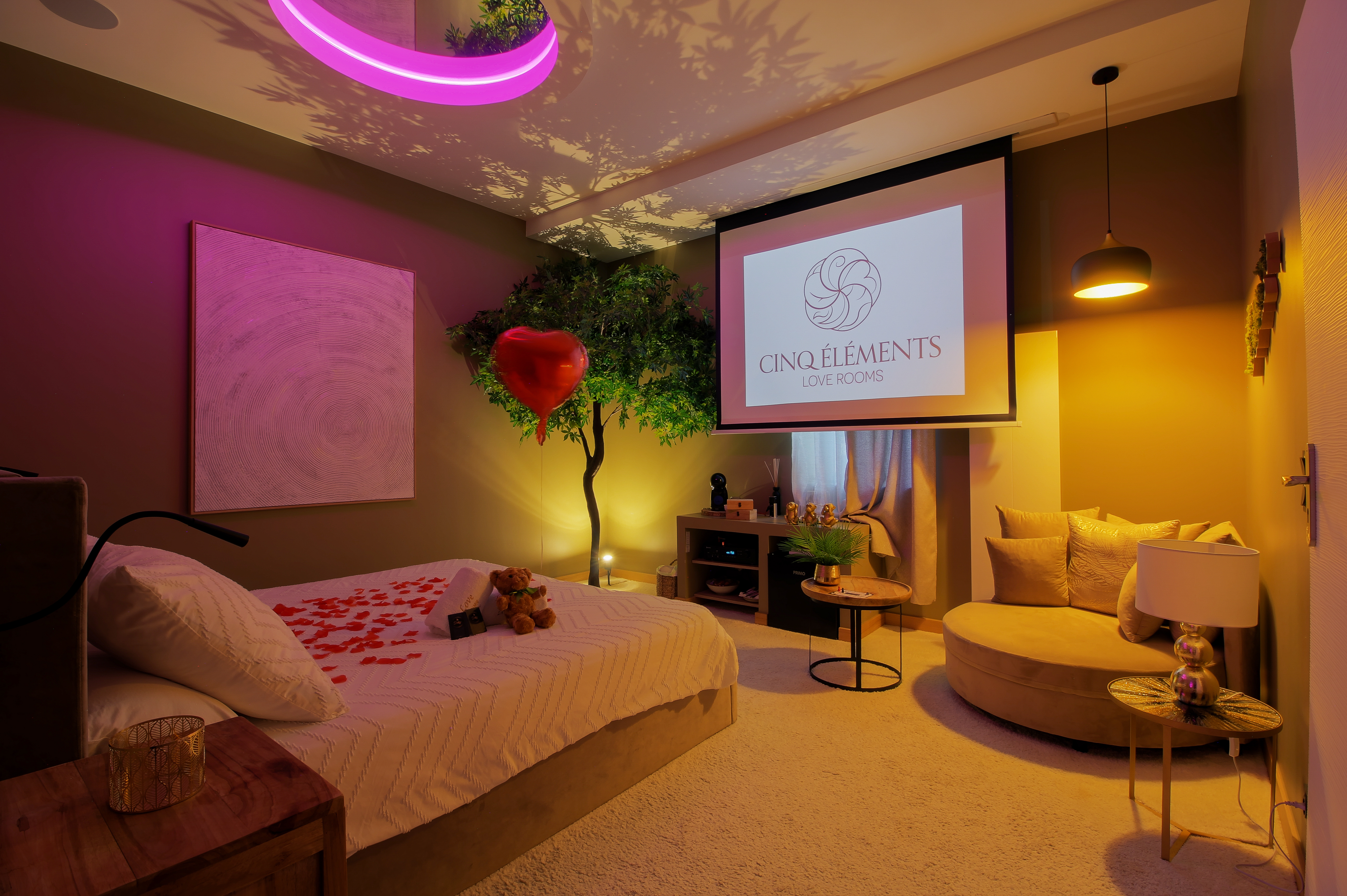 Love Room La Terre à Jujurieux — Jacuzzi cascade et décor végétal à Jujurieux