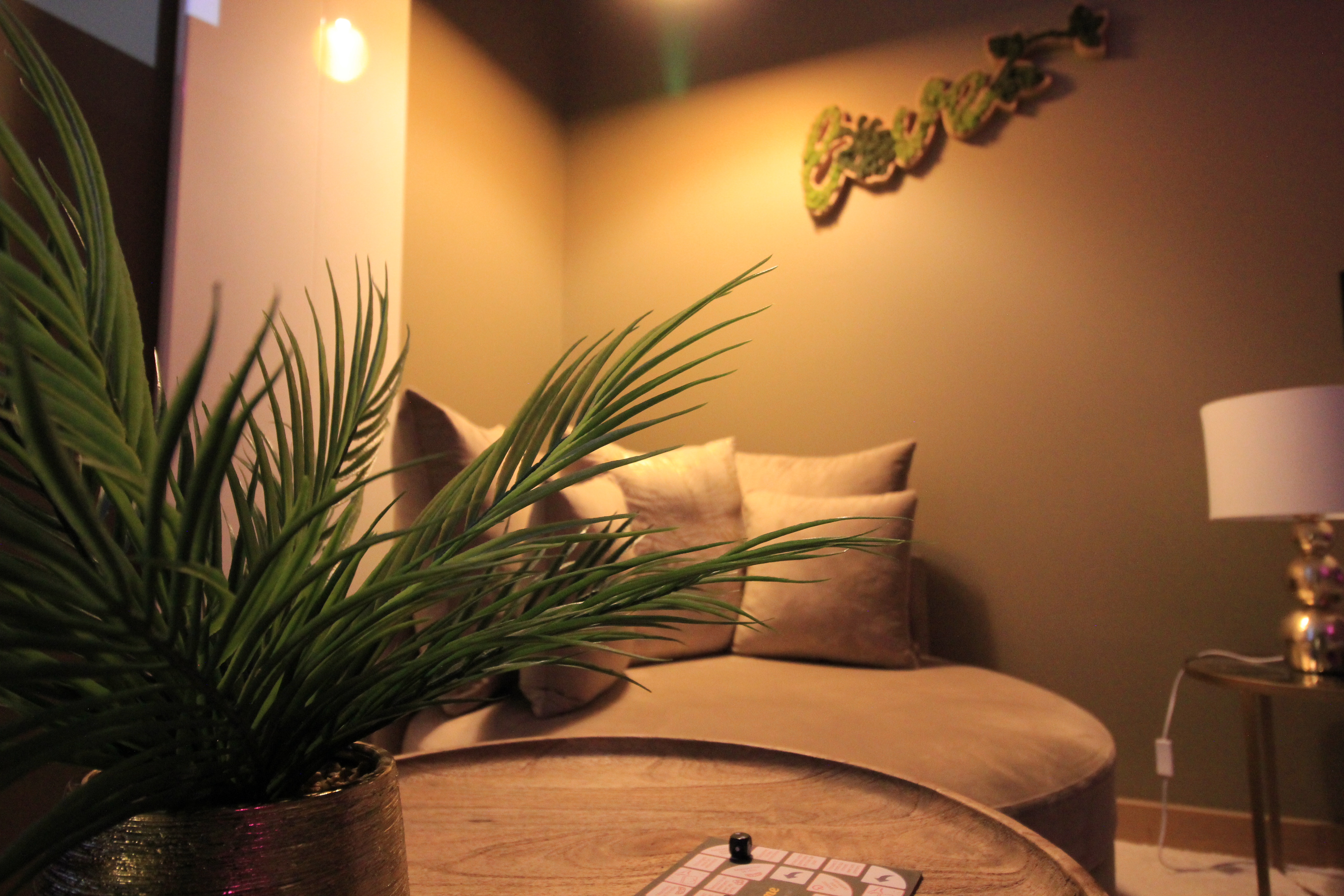 Love Room La Terre à Jujurieux — Jacuzzi cascade et décor végétal à Jujurieux