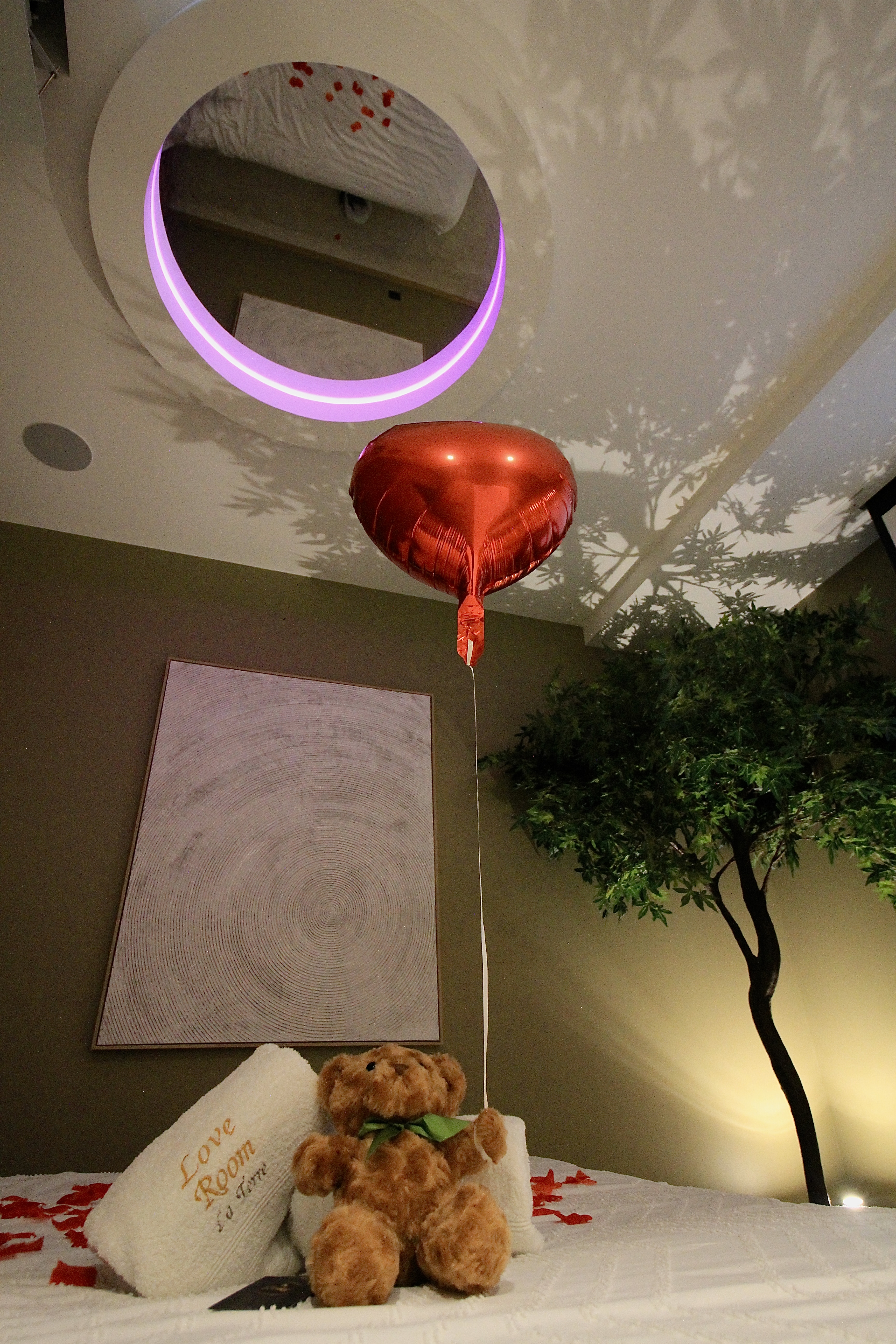 Love Room La Terre à Jujurieux — Jacuzzi cascade et décor végétal à Jujurieux