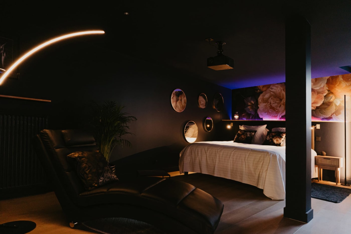 L’Alcôve Clisson — love room de 85 m² avec balnéo double et cinéma à Clisson
