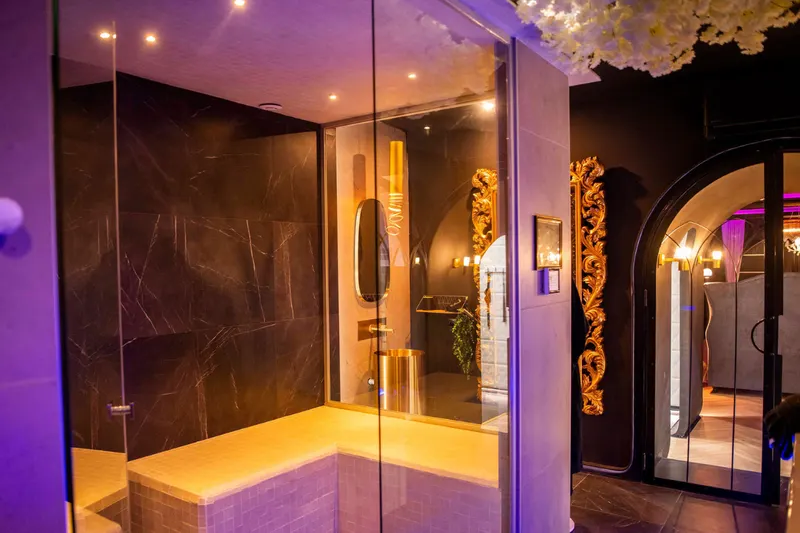 Espace hammam vitré dans une Love Room avec spa privatif
