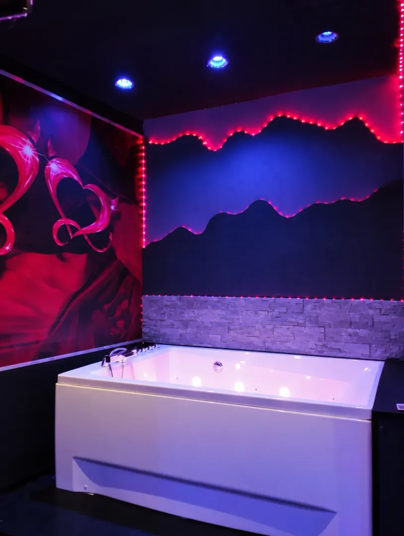 La Love Coquine à Toulon — jacuzzi, sauna et lit king size dans un studio climatisé à Toulon