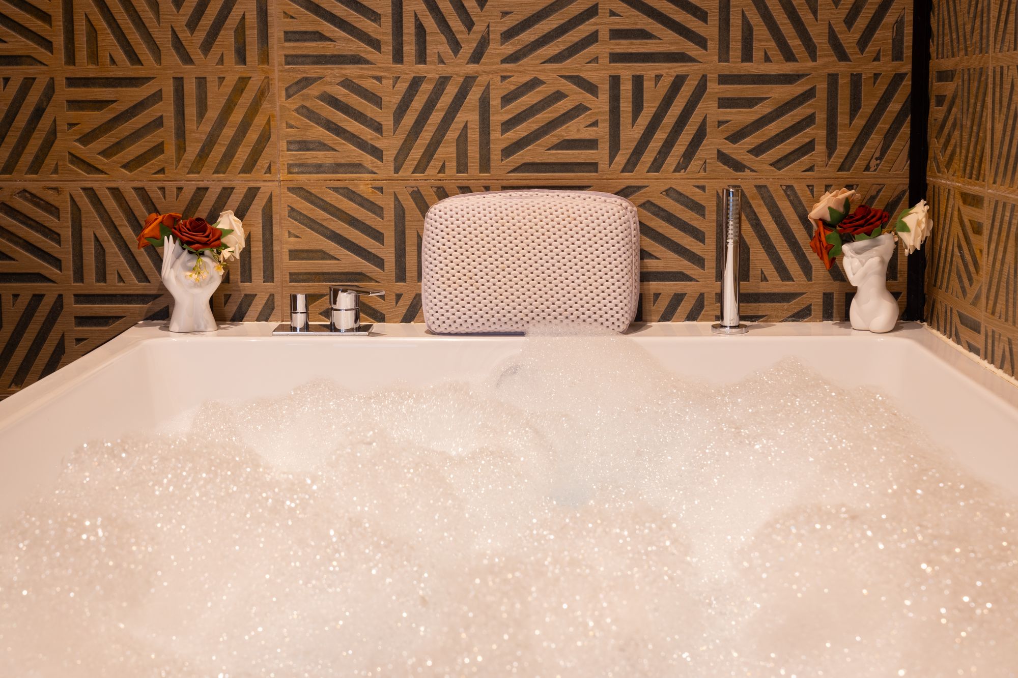Amour & Bulles — Love Room Premium à Valence | Balnéo, Tantra & Univers Coquin à Bourg-lès-Valence