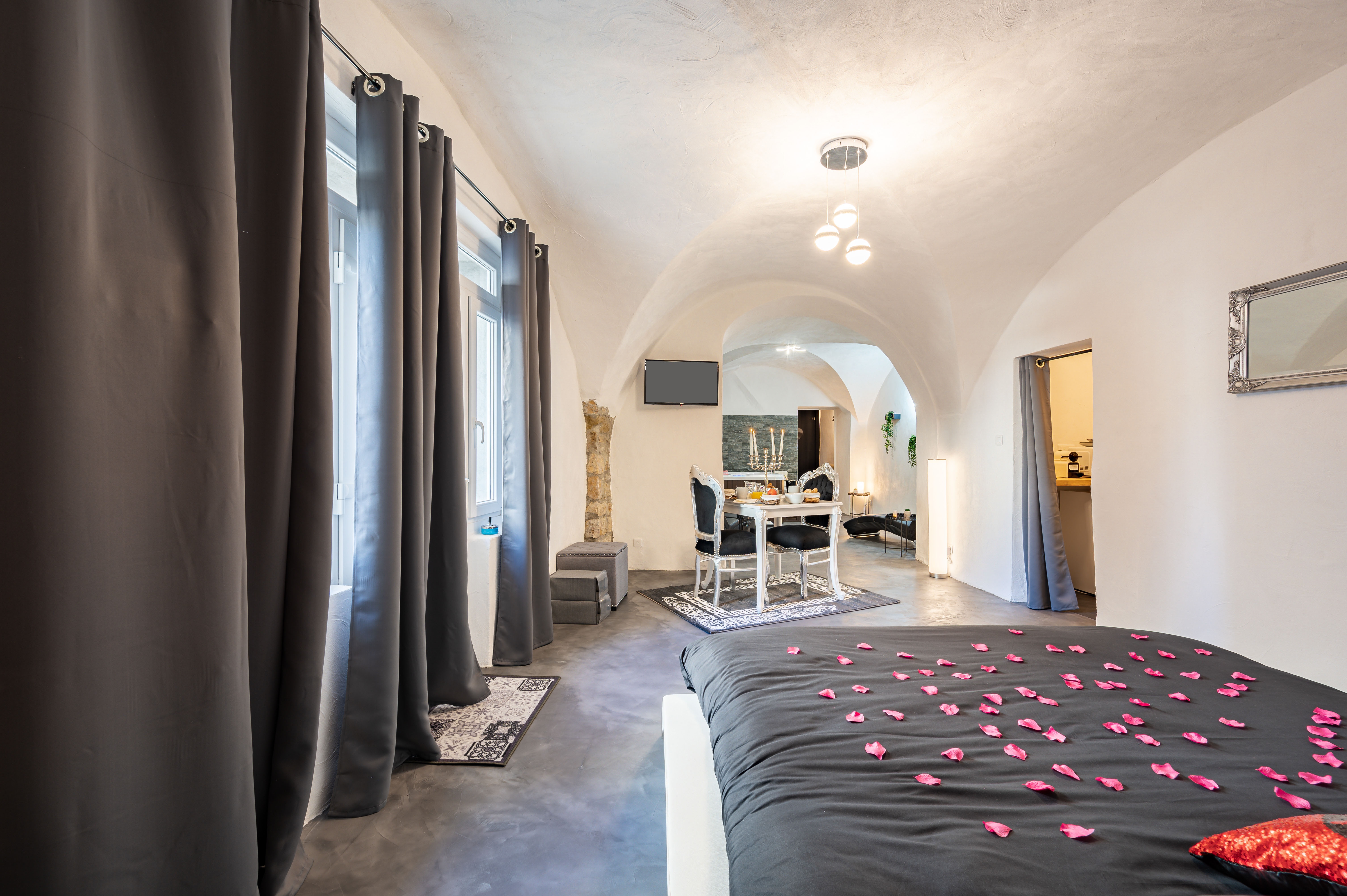 Love room La Calmette - Suite baroque avec spa et sauna privatif