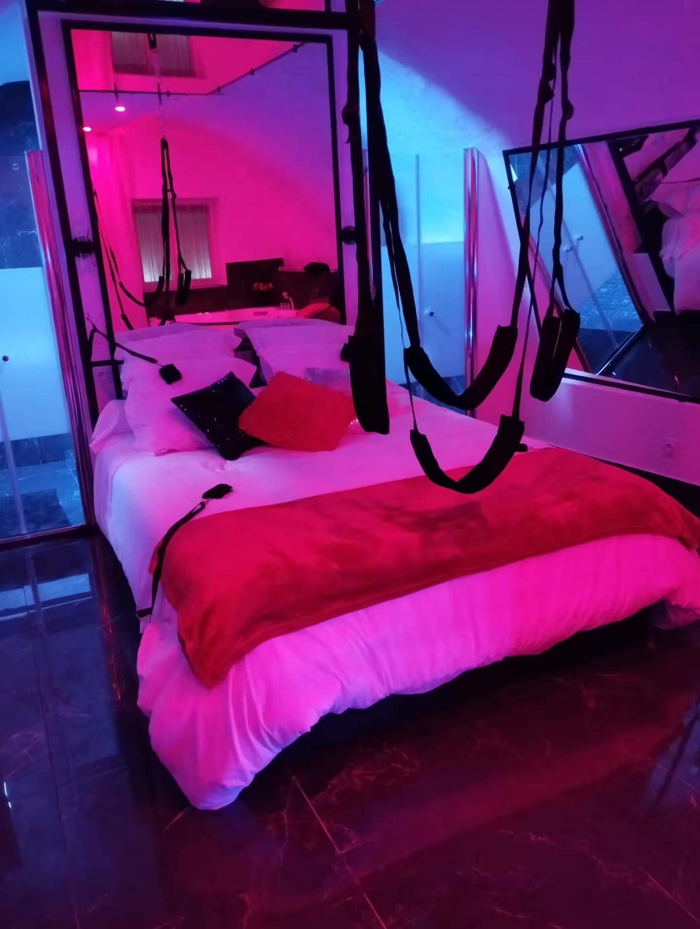 La suite miroir, love room avec bain à remous à Bouc-Bel-Air