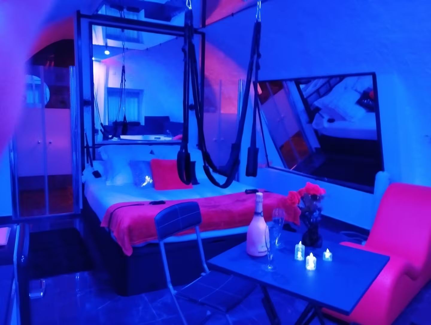 La suite miroir, love room avec bain à remous à Bouc-Bel-Air
