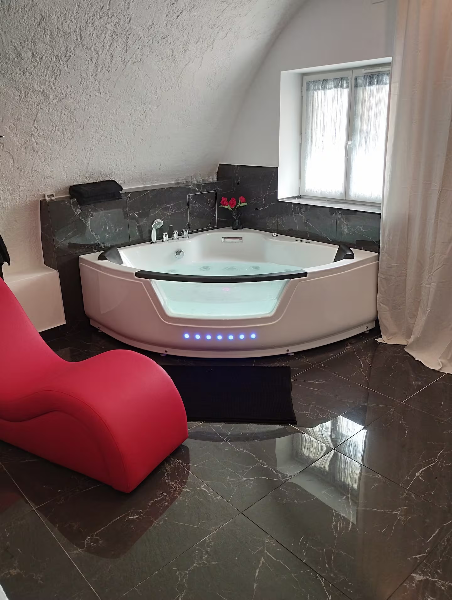La suite miroir, love room avec bain à remous à Bouc-Bel-Air