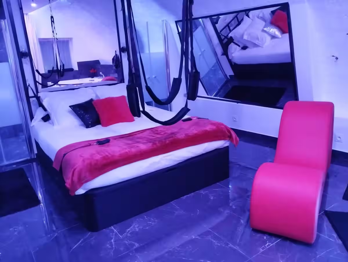La suite miroir — love room avec jacuzzi privatif à Marseille
