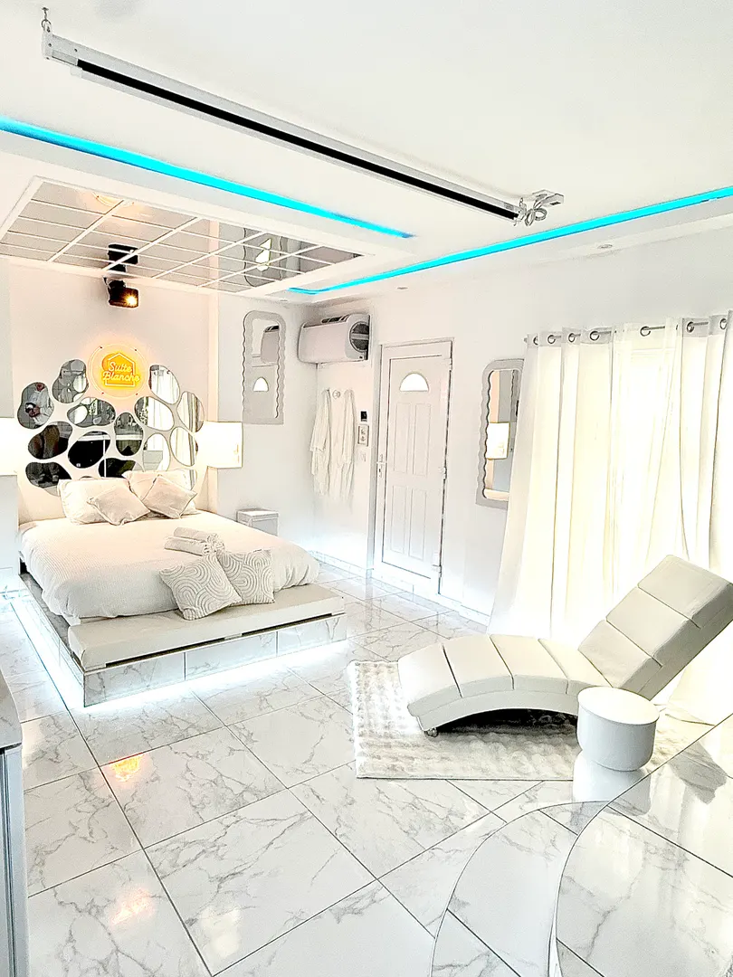 LA SUITE BLANCHE Loveroom proche de Perpignan à Llupia