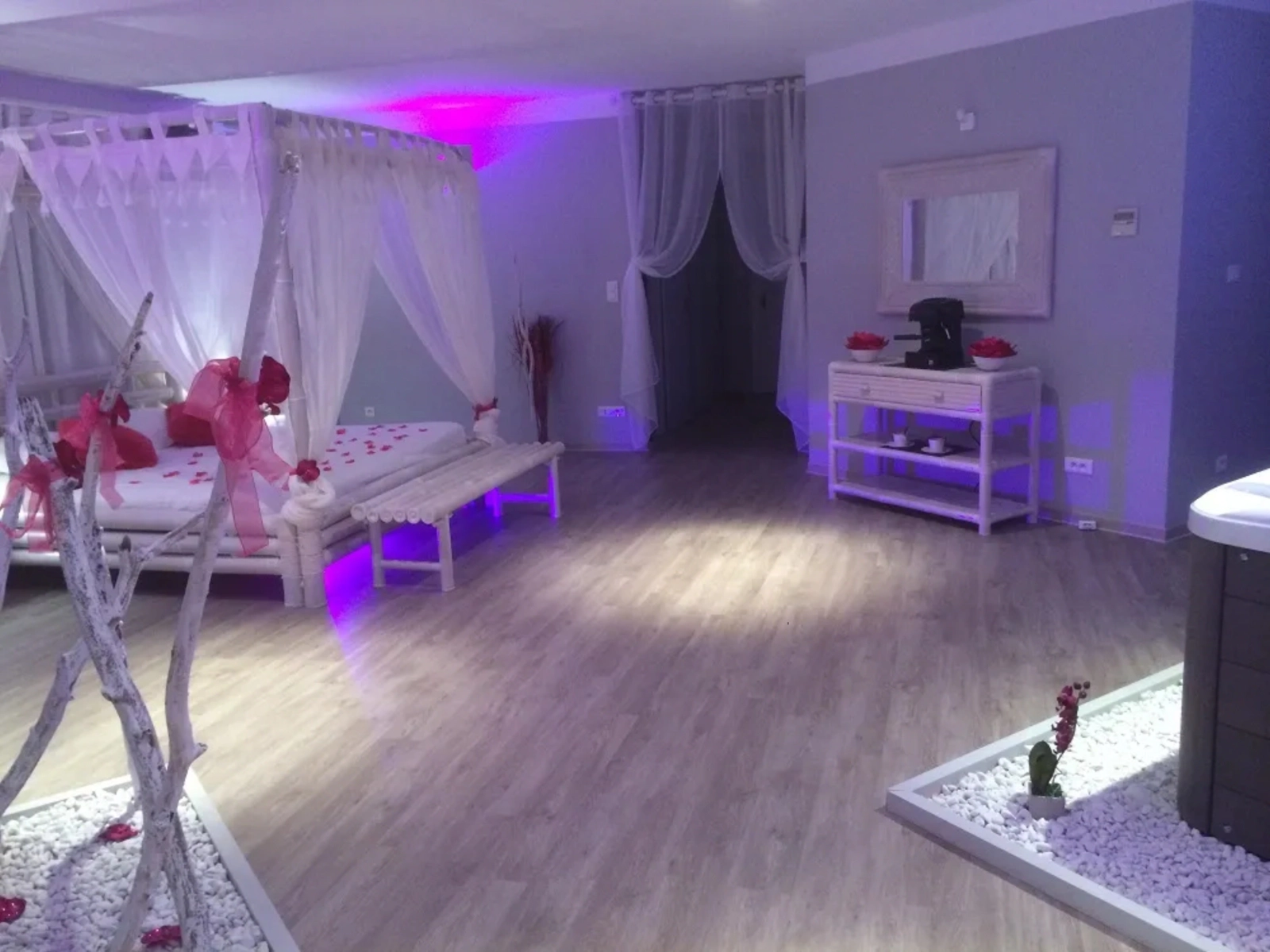 Suite Bora-Bora à Beaucaire — Piscine privée, spa 35 jets et fauteuil massant à Beaucaire