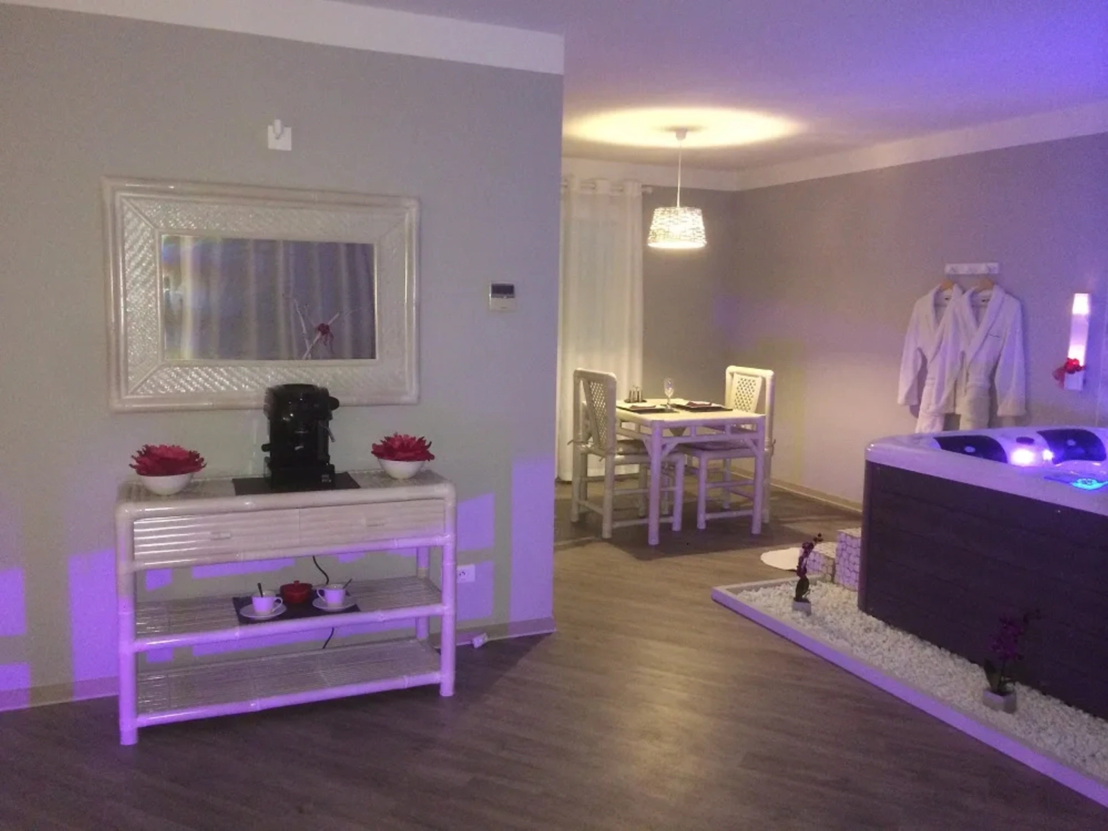 Suite Bora-Bora à Beaucaire — Piscine privée, spa 35 jets et fauteuil massant à Beaucaire