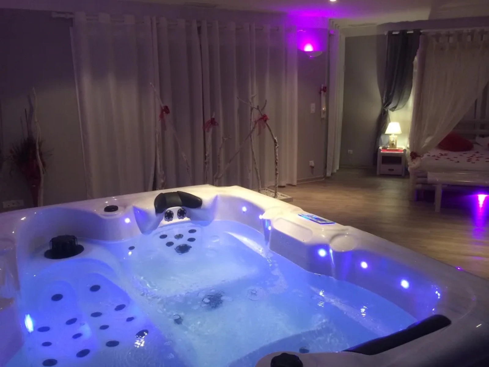 Suite Bora-Bora à Beaucaire — Piscine privée, spa 35 jets et fauteuil massant à Beaucaire
