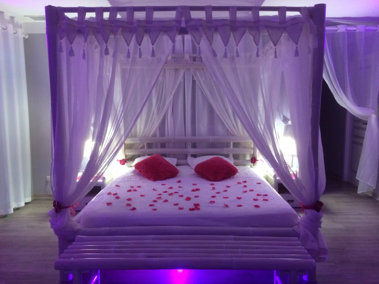 Suite Bora-Bora à Beaucaire — Piscine privée, spa 35 jets et fauteuil massant à Beaucaire