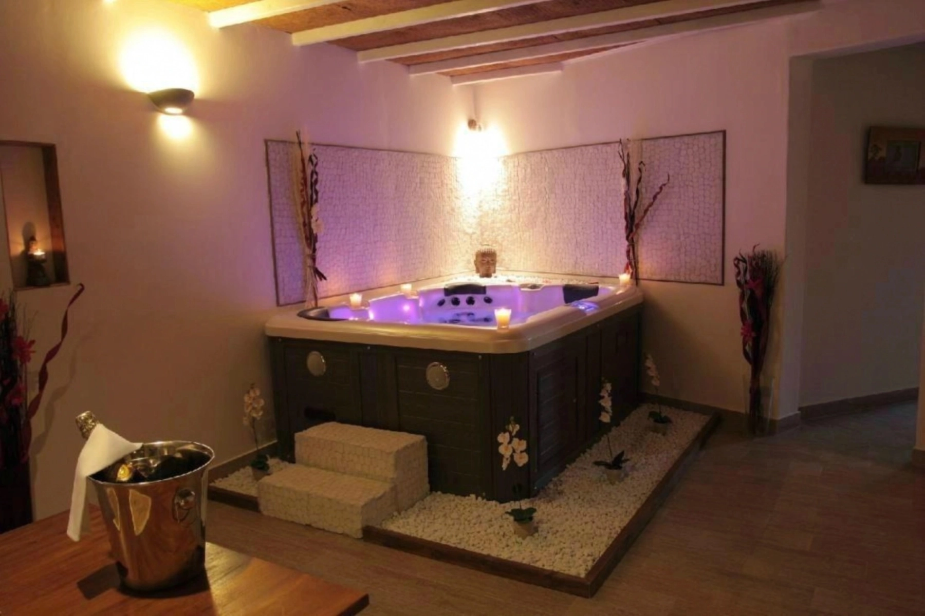 Suite Maldives à Beaucaire — Jacuzzi 35 jets, sauna et terrasse à Beaucaire
