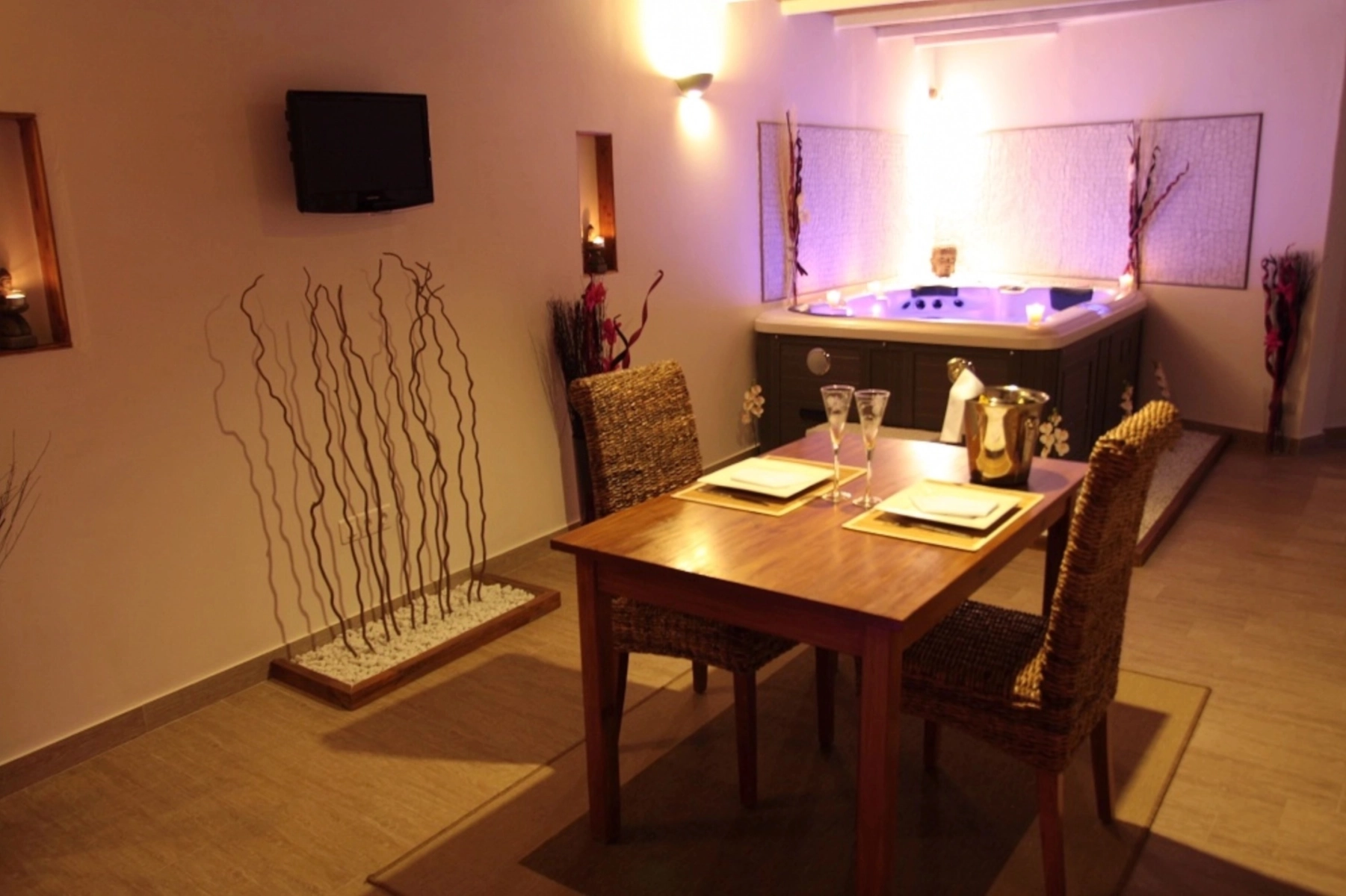 Suite Maldives à Beaucaire — Jacuzzi 35 jets, sauna et terrasse à Beaucaire