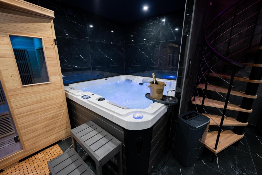 Suite L'Elixir d'Amour • Bain à remous & Sauna à Étampes-sur-Marne