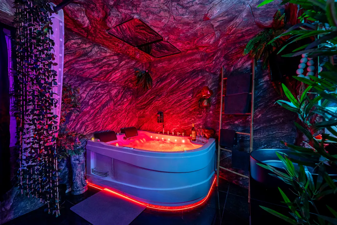 Love Room Perpignan — Jacuzzi en décor de grotte et espace tantra de 56 m² à Perpignan